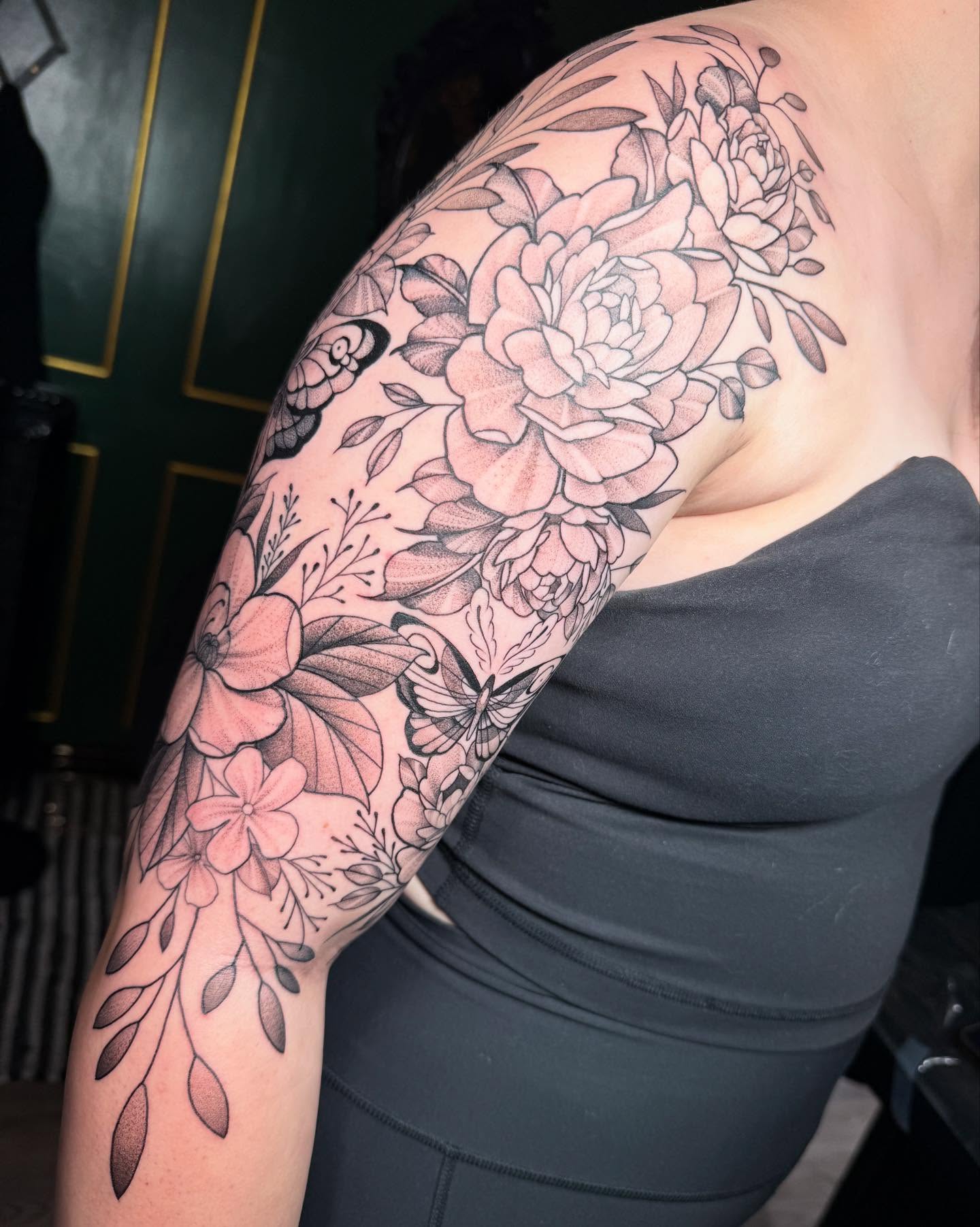 Tattoo by @taybeetattoo — black_and_grey
