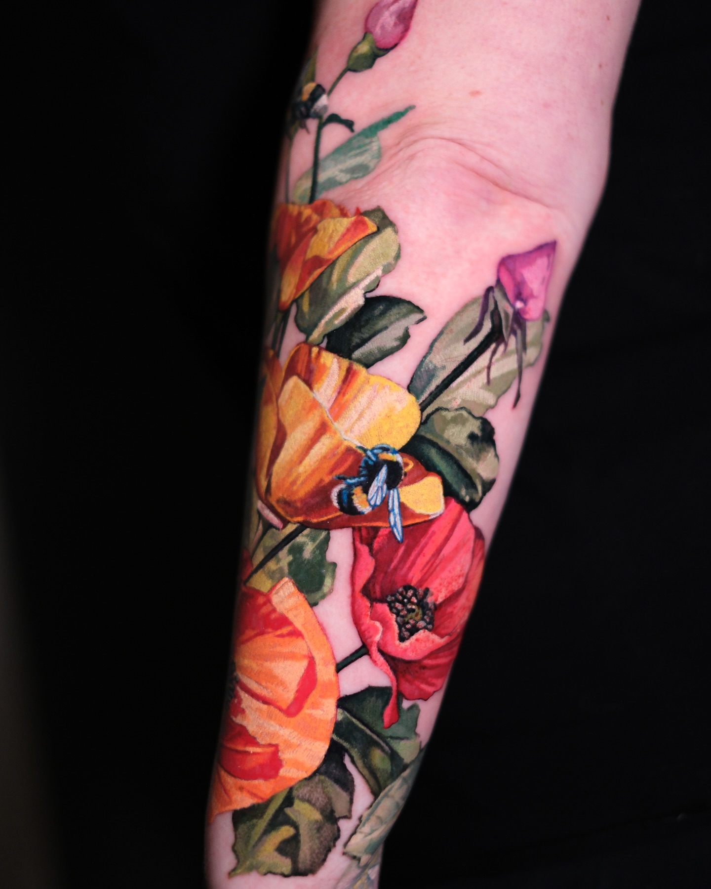 Poppy flowers and bee realism tattoo on the forearm by ๐
๐ฏ๐ข๐ซ๐ซ๐ ๐.