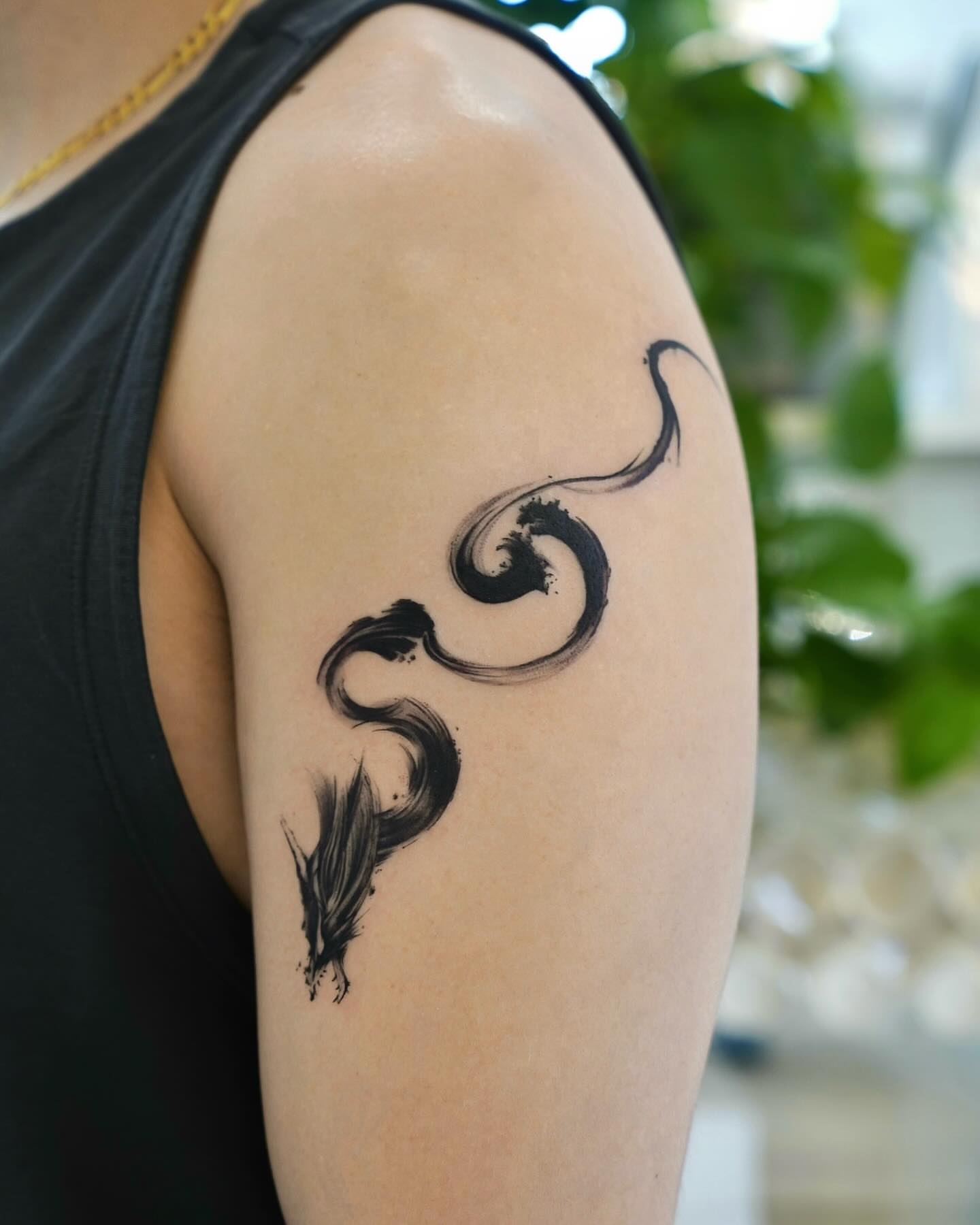 Swirl black and grey tattoo on the shoulder by MJ tattooist