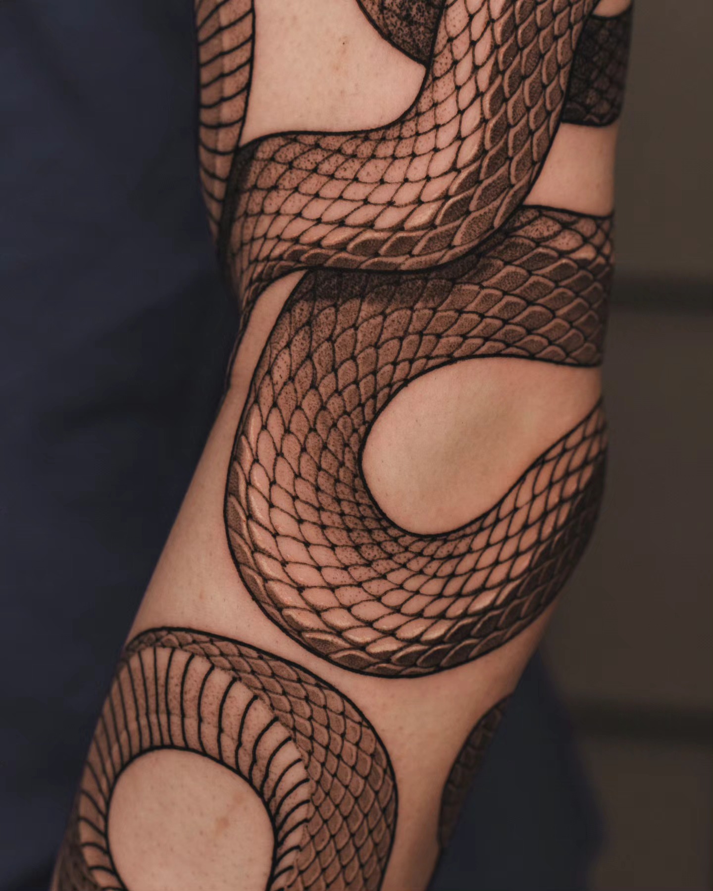 Snake black and grey tattoo on the thigh by 쿠노 Koono snaketattoo