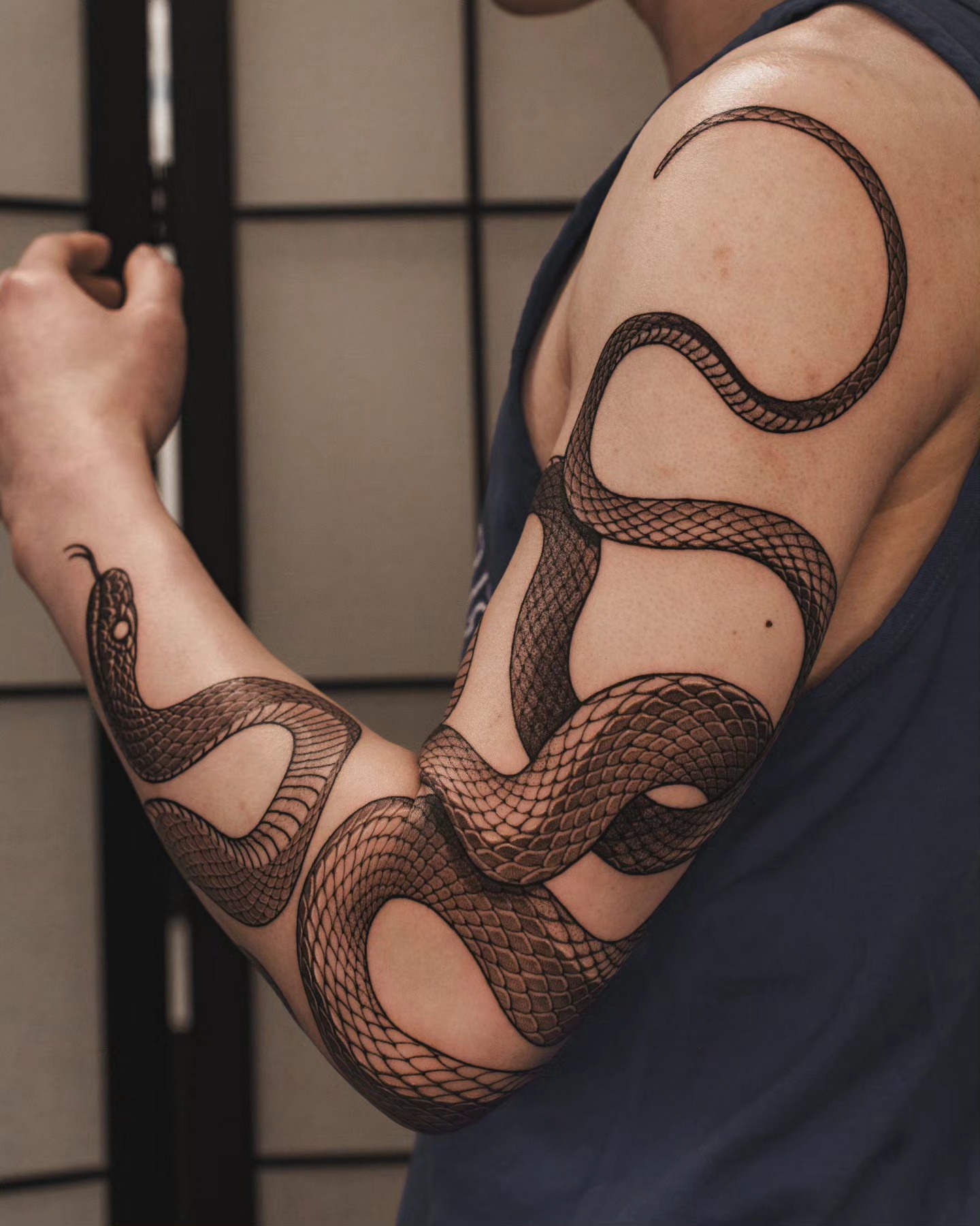 Snake black and grey tattoo on the upper arm by 쿠노 Koono snaketattoo