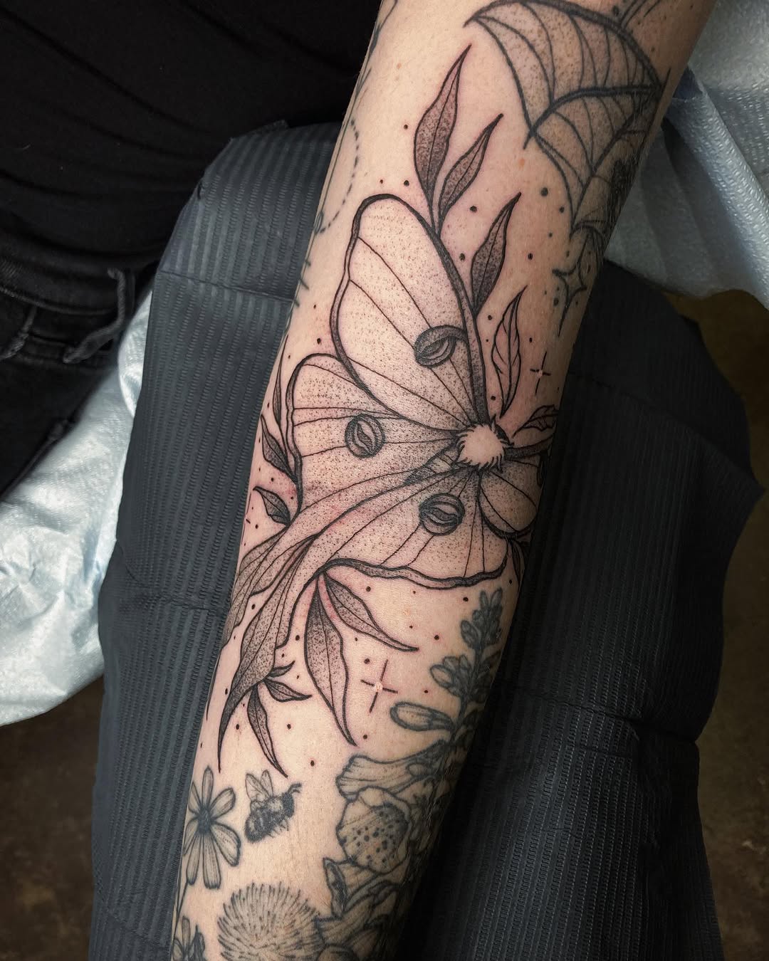 Tattoo by @nocturnalflare โ fine_line, dotwork