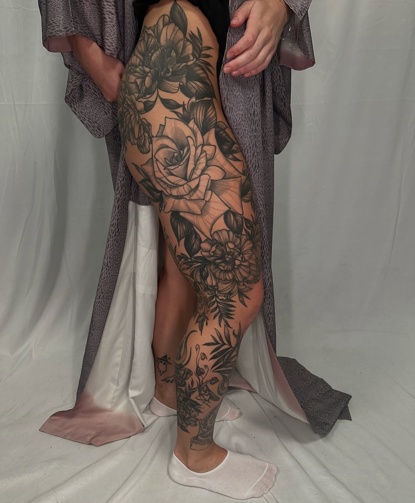 Floral bouquet black and grey tattoo on the thigh by ᴇʟɪᴢᴀ ɢᴏɴᴢᴀʟᴇᴢ