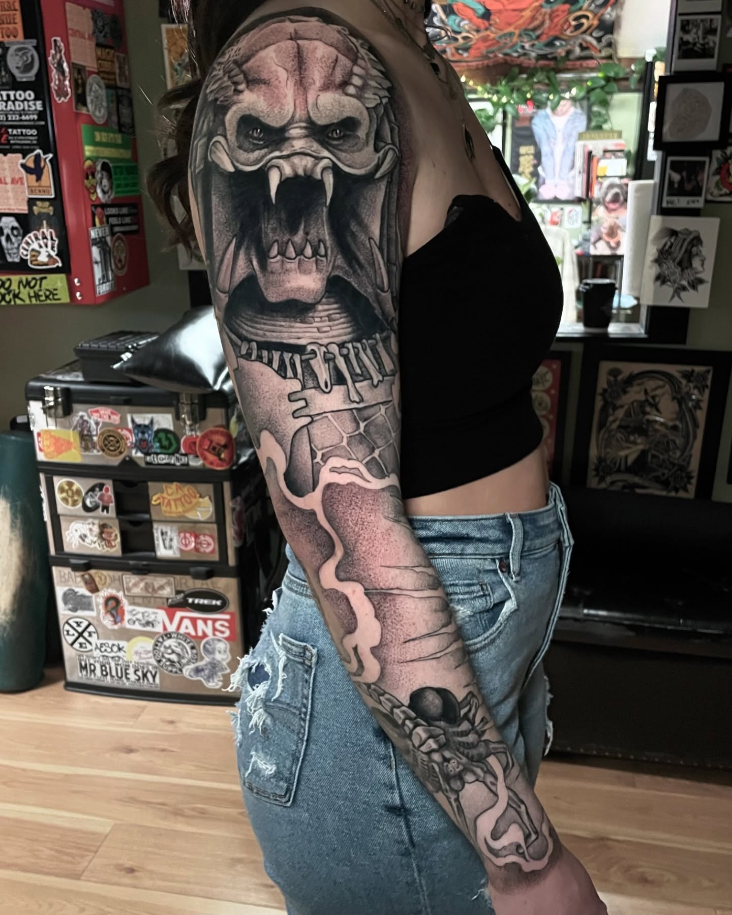 Predator realism tattoo on the upper arm by Ian Spong