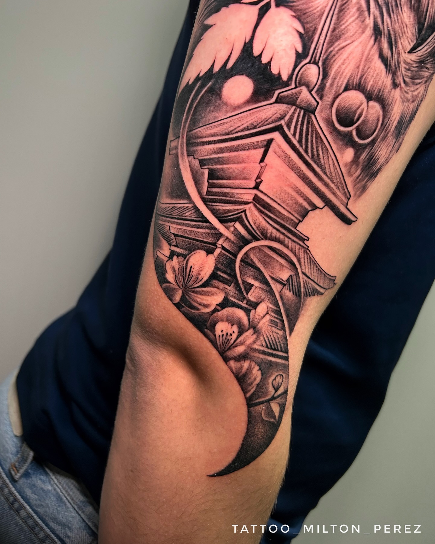 Tattoo by @suicidaink.tattoo โ black_and_grey, geometric