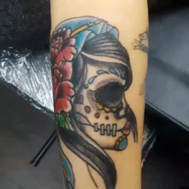 Skull and flowers neo-traditional tattoo by Gabriel Lawton