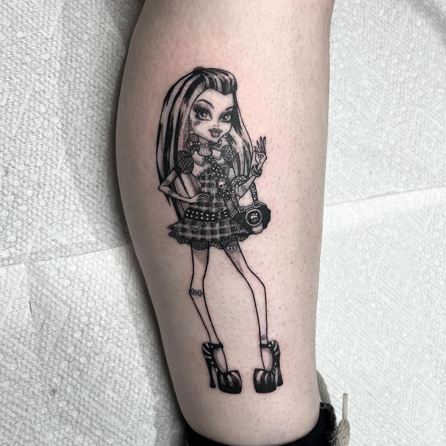 Tattoo by @aurtattoos — black_and_grey