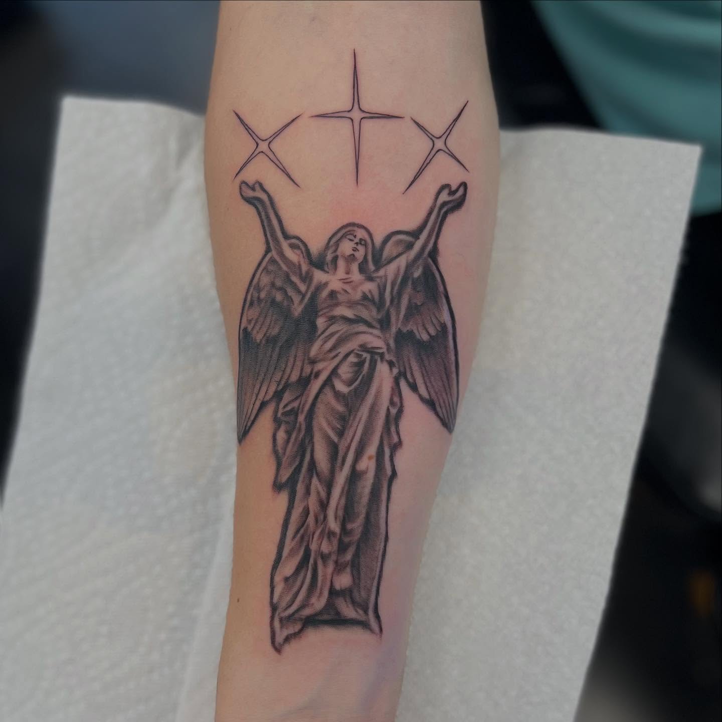 Tattoo by @lyndsink — black_and_grey