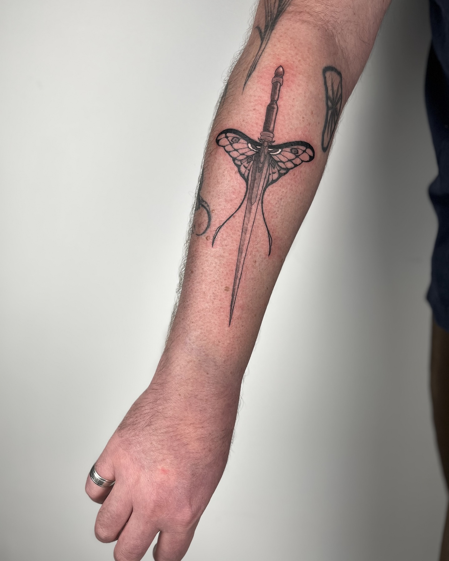 Tattoo by @pls_tnx — black_and_grey, geometric