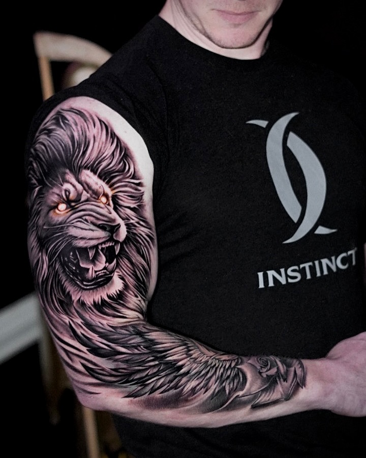 Roaring lion realism tattoo on the forearm by Angel Gonzalez
