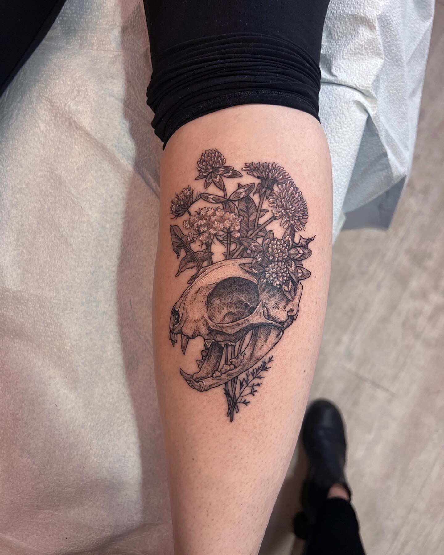 Skull and flowers black and grey tattoo on the forearm by 𝗝𝗲𝘀𝘀𝗶𝗲 𝗩𝗶𝗼𝗹𝗲𝘁