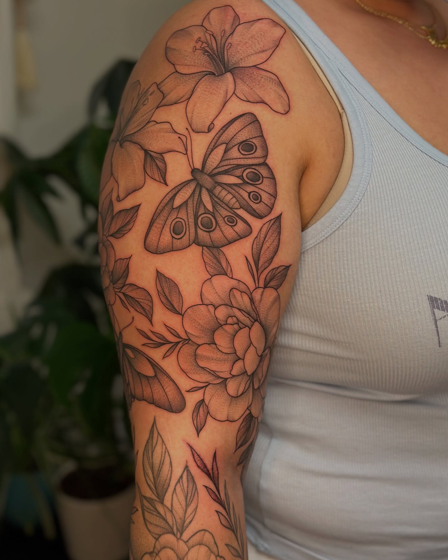 Butterfly and flowers realism tattoo on the upper arm by ๐
๐๐๐๐๐ ๐๐๐๐๐๐