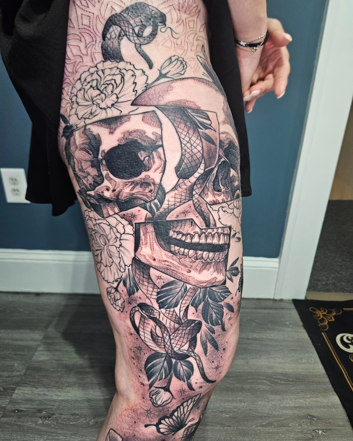 Skull and snake realism tattoo on the thigh by German Romero-Rendon
