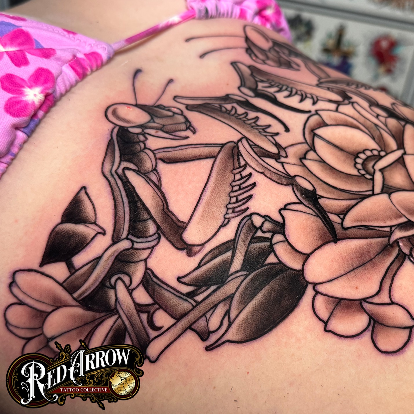 Praying mantis and flowers black and grey tattoo on the thigh by 𝕽𝖊𝖉 𝕬𝖗𝖗𝖔𝖜 𝕿𝖆𝖙𝖙𝖔𝖔 𝕮𝖔𝖑𝖑𝖊𝖈𝖙𝖎𝖛𝖊, Troy, Michigan
