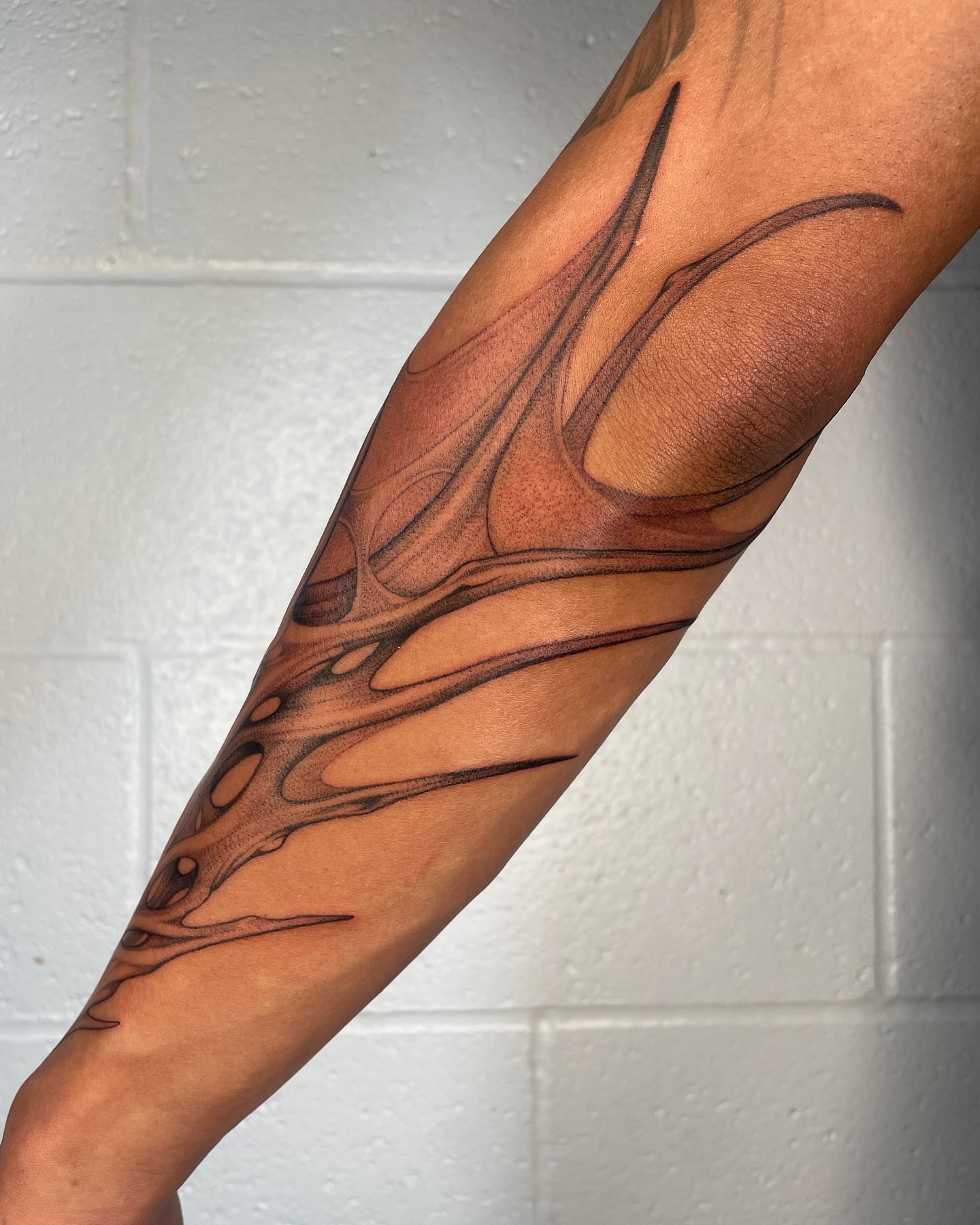 Abstract flame black and grey tattoo on the forearm by 𝕮𝖆𝖗𝖔𝖑𝖎𝖓𝖊 𝕽𝖆𝖊 𝕽𝖔𝖇𝖎𝖓𝖘𝖔𝖓, Los Angeles, California