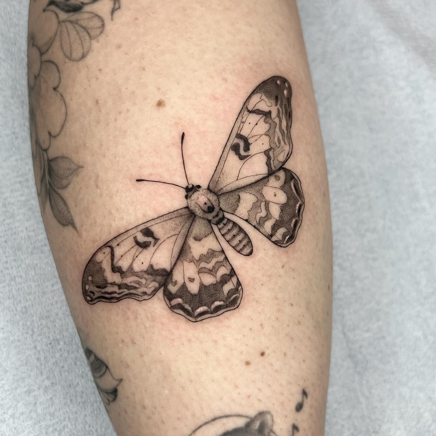 Tattoo by @robbwilsontattoos — black_and_grey
