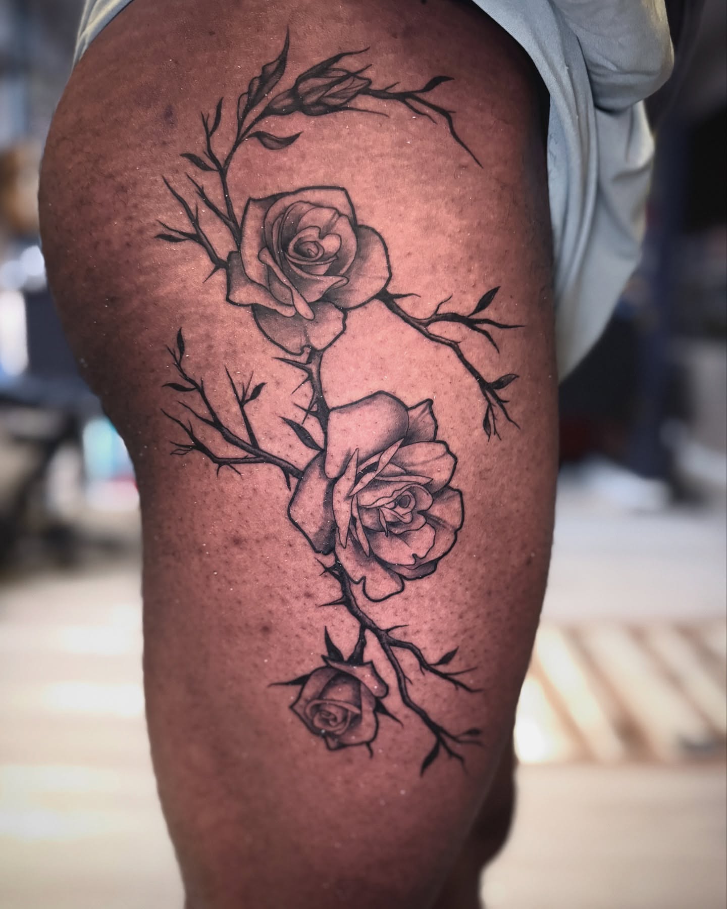 Roses black and grey tattoo on the thigh by ๐
๐๐๐๐ณ๐ฎ๐ฆ๐ข ๐๐๐ญ๐ญ๐จ๐จs