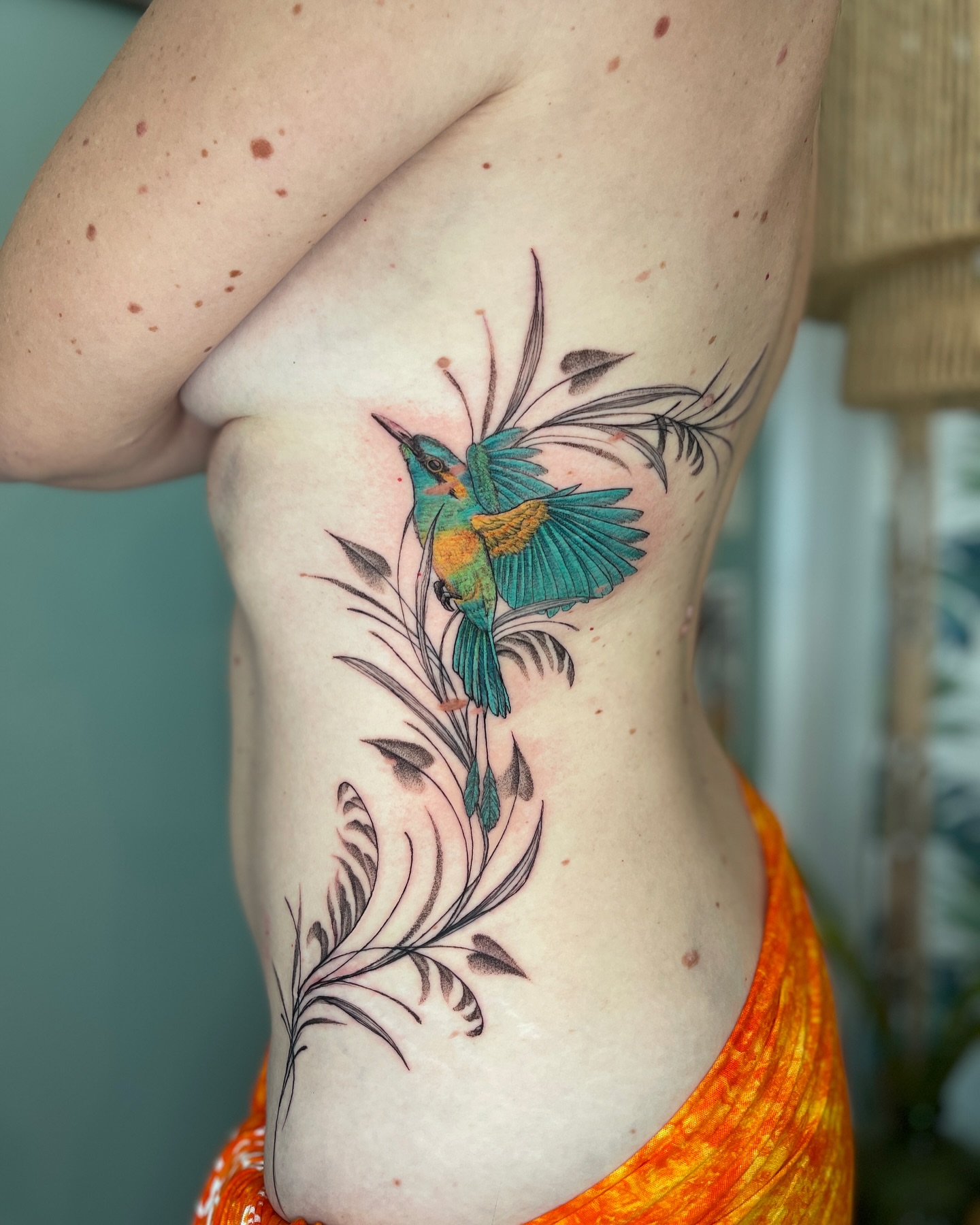 Bird realism tattoo on the ribs by Lo Boverod - La Passoire  - Tatoueuse -