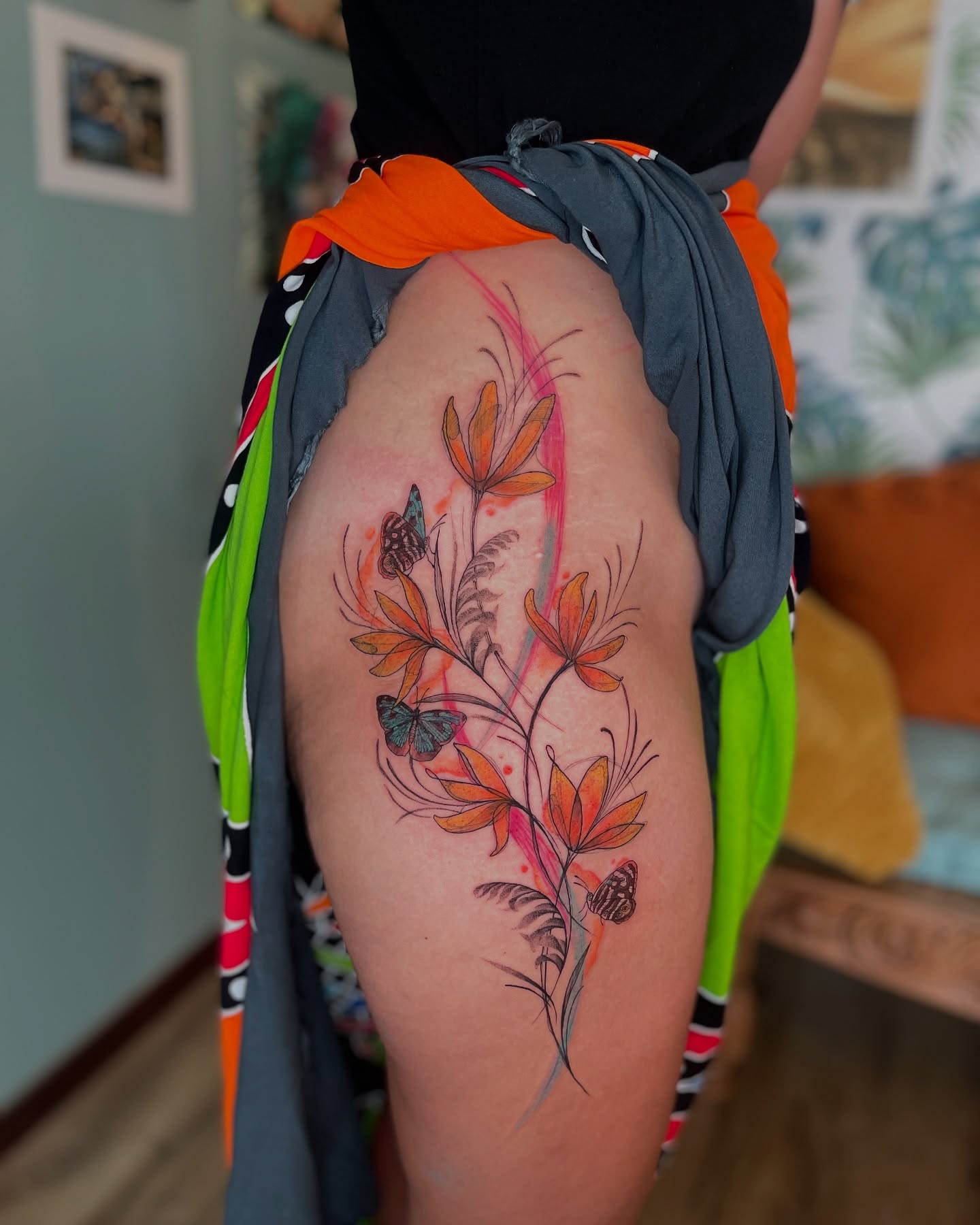 Floral arrangement with butterflies watercolor tattoo on the thigh by Lo Boverod - La Passoire  - Tatoueuse -