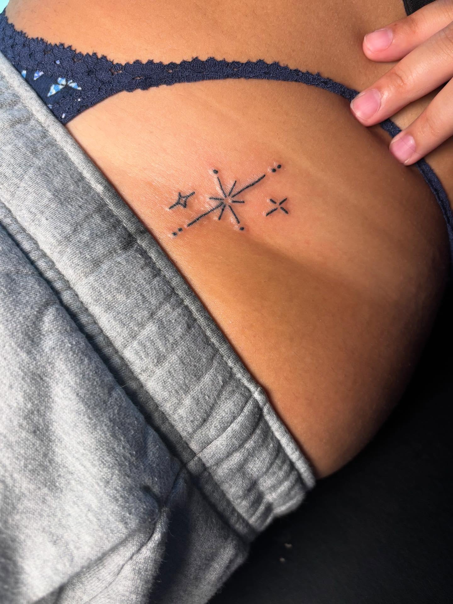 Geometric pattern dotwork tattoo on the thigh by Mc X Happo