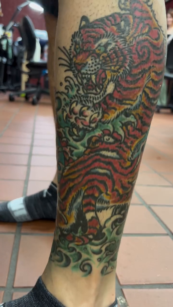 Tiger and dragon Japanese tattoo on the calf by Gabi Elia