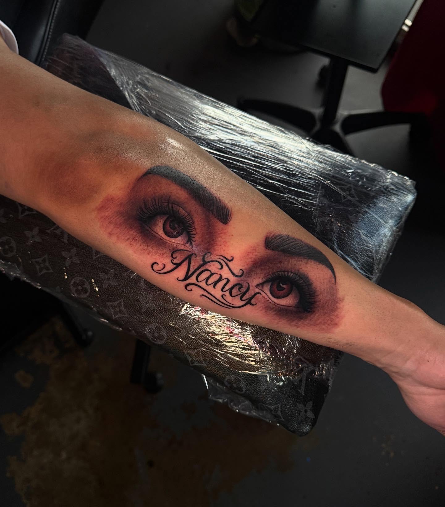 Eyes and name realism tattoo on the forearm by Smuk One