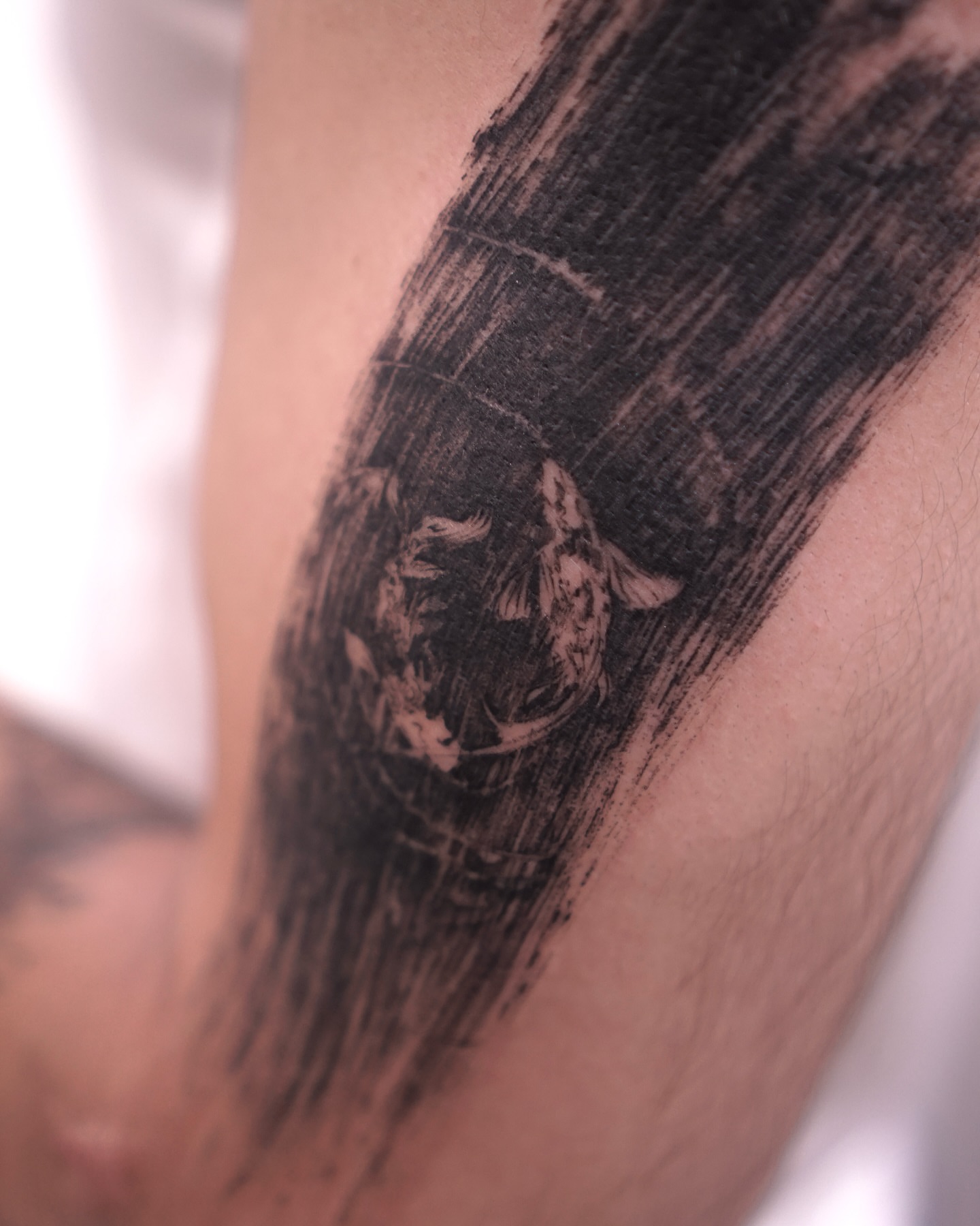 Abstract black and grey tattoo on the upper arm by Young one 영원