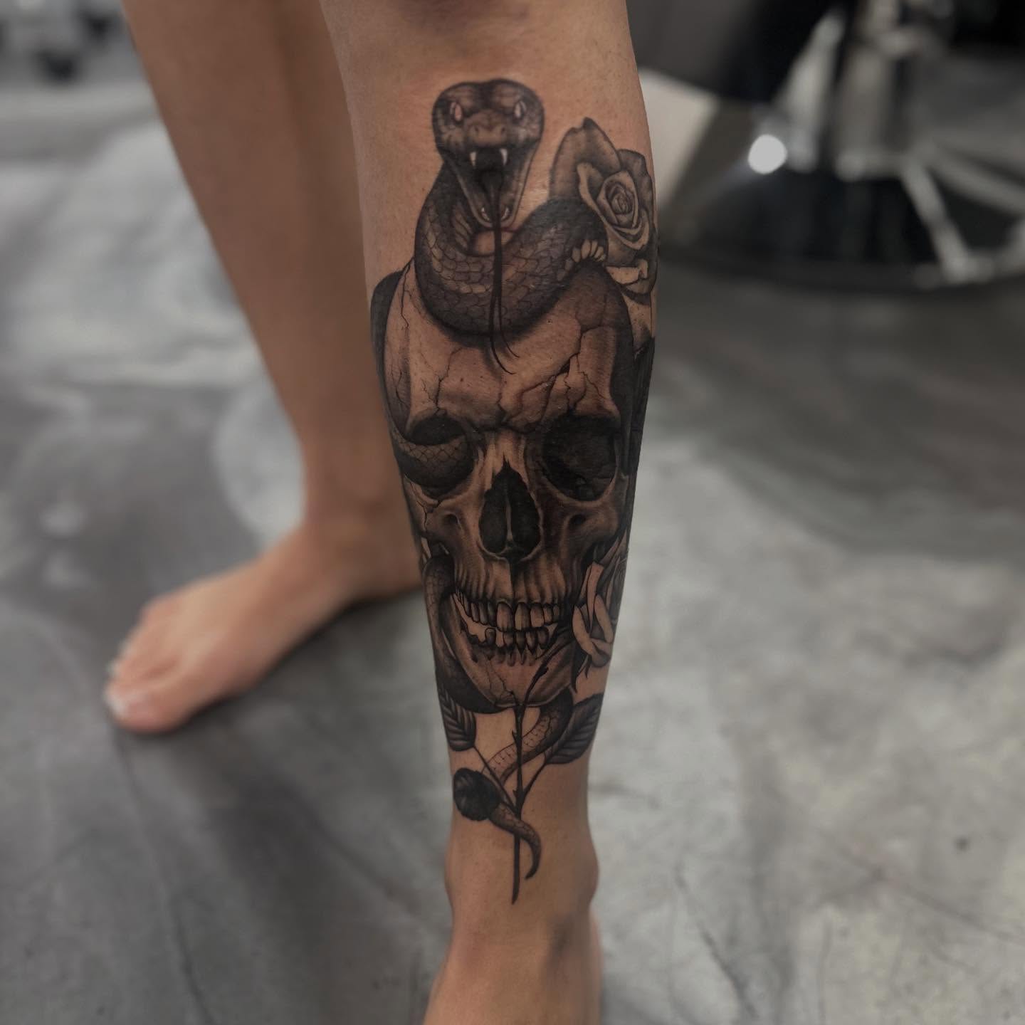 Snake and skull realism tattoo on the calf by 𝒲𝒾𝓃𝑜𝓃𝒶