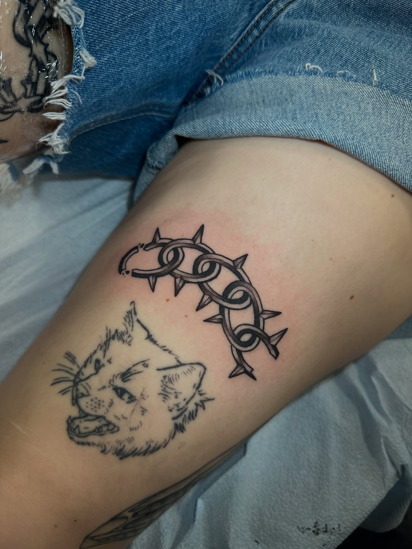 Wolf and crown realism tattoo on the thigh by ɢᴀʙʀɪᴇʟ ᴍᴇɴᴅᴇꜱ ᴏʟɪᴠᴇɪʀᴀ