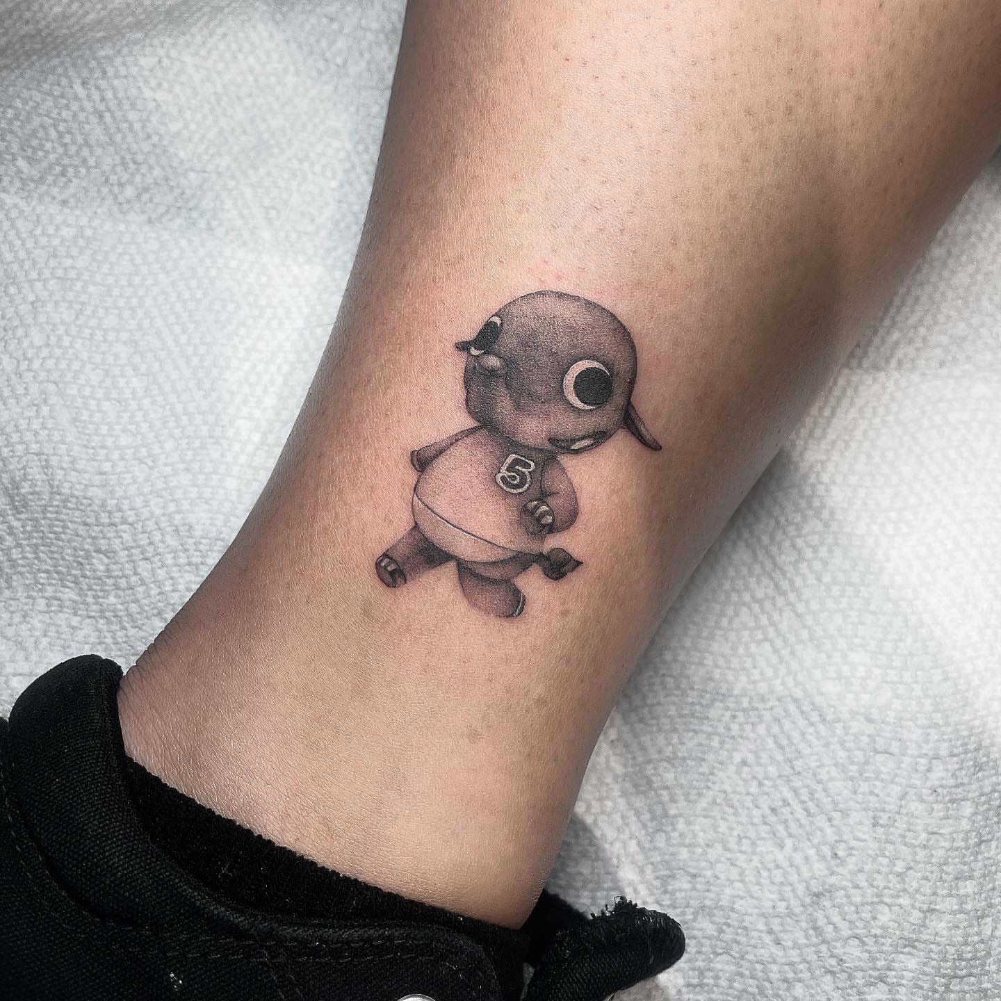 Tattoo by @aurtattoos — black_and_grey