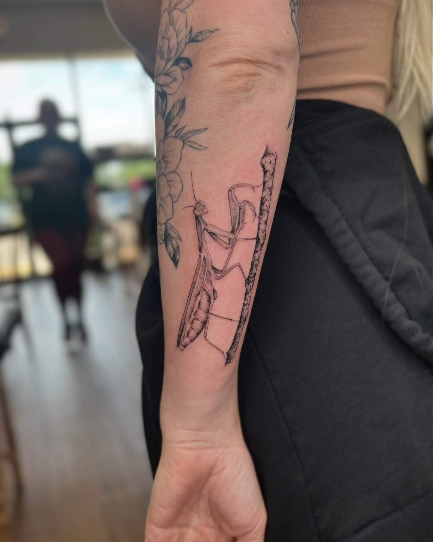 Praying mantis black and grey tattoo on the forearm by Harley Lane ๐ซ