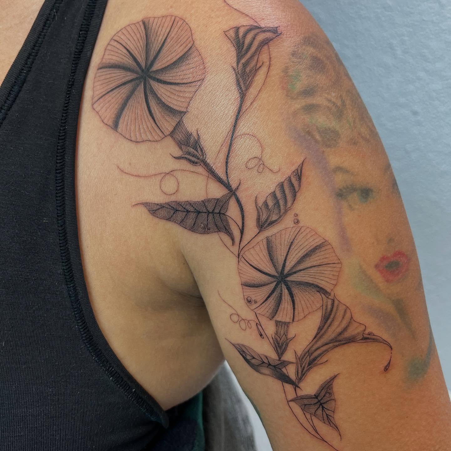 Flower and leaves black and grey tattoo on the upper arm by Ana Valadez π¦, Ventura, California