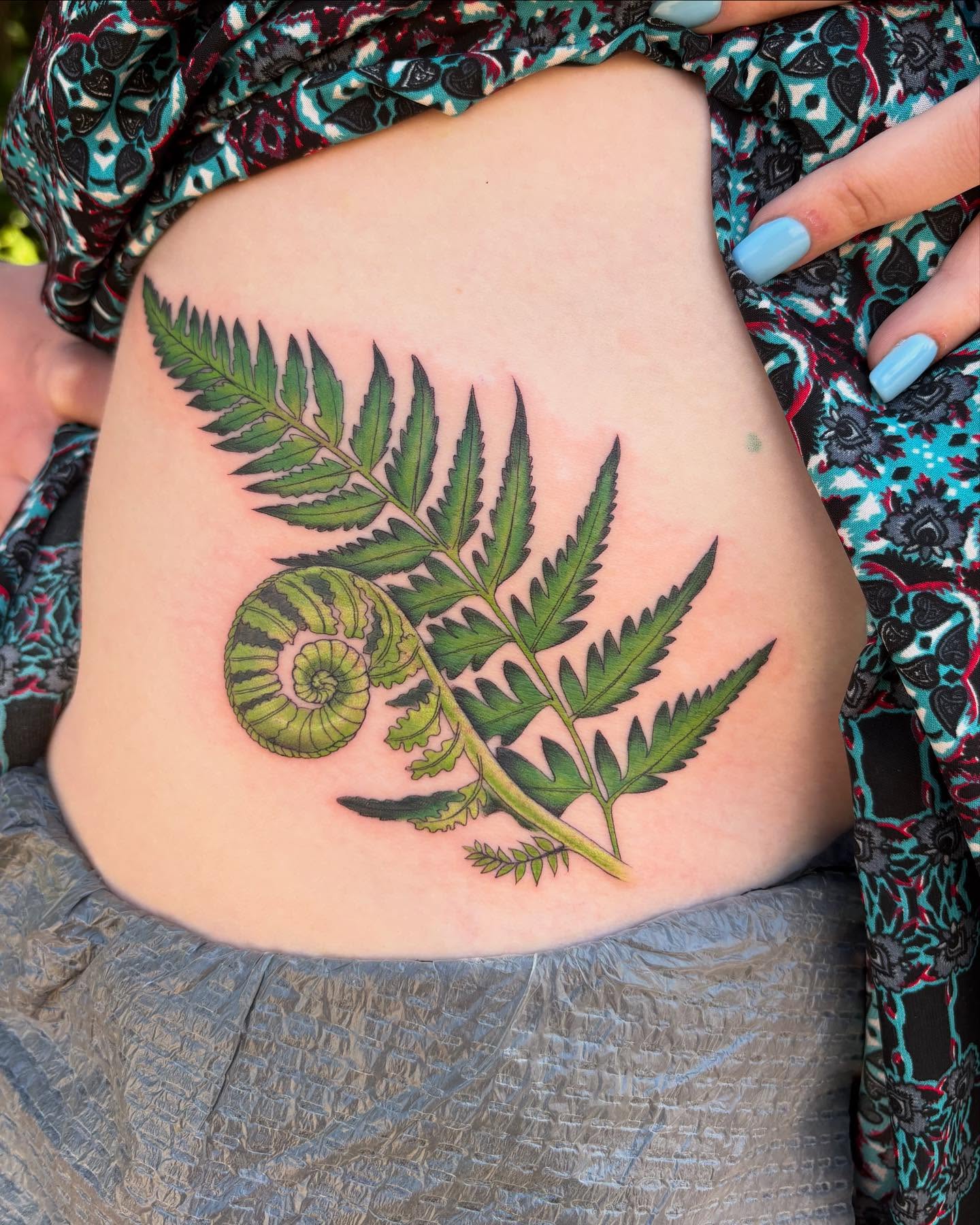 Fern realism tattoo on the thigh by Miami Tattoo Artist π Mel Carrasco
