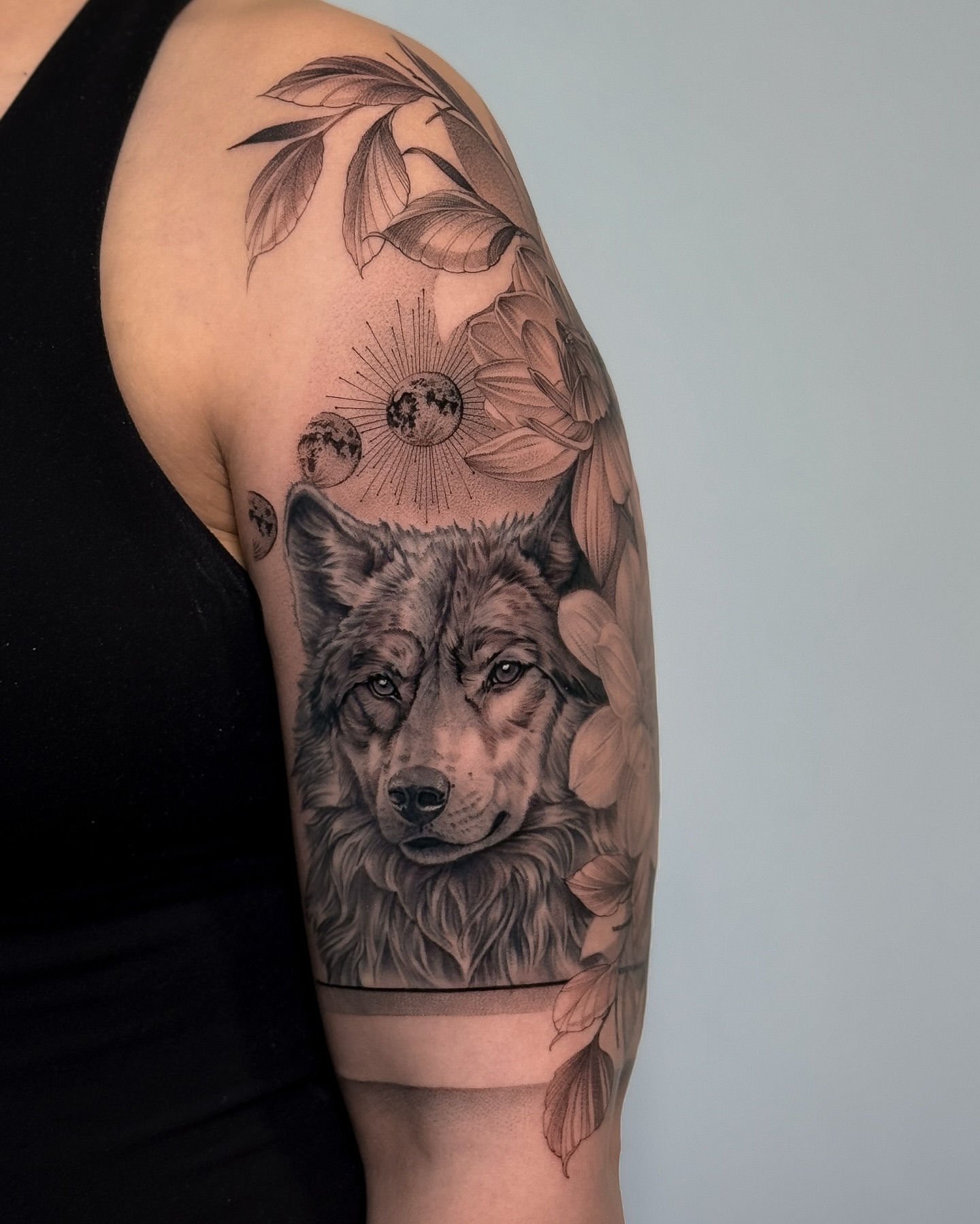 Wolf realism tattoo on the upper arm by ♡ 𝕍𝕚𝕔𝕥𝕠𝕣𝕚𝕒 ℍ𝕠𝕝𝕞𝕖𝕤 ♡, Avon, Ohio