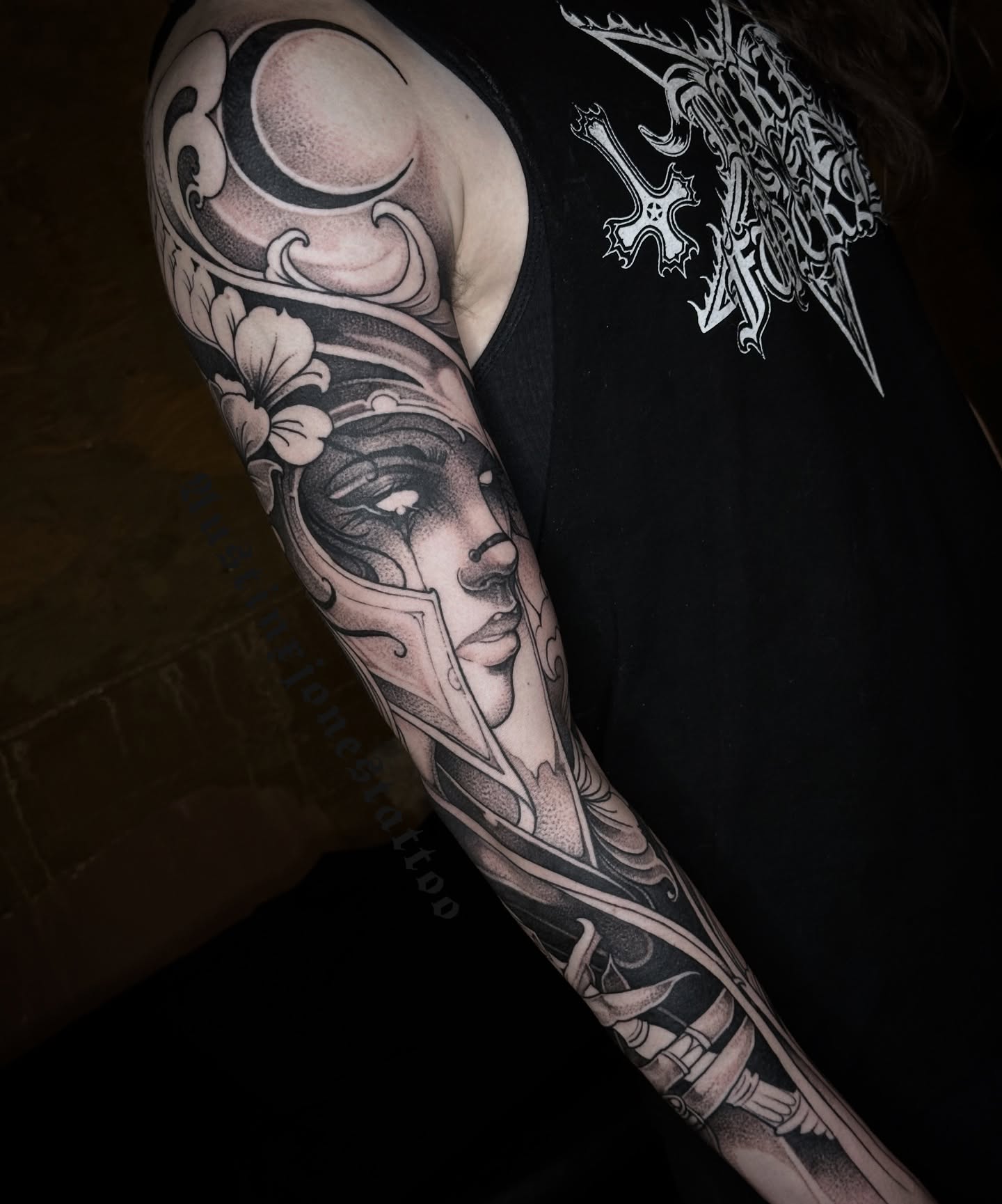 Woman's face realism tattoo on the upper arm by 👻✦ 🅐🅤🅢🅣🅘🅝🅧🅙🅞🅝🅔🅢 ✦👻