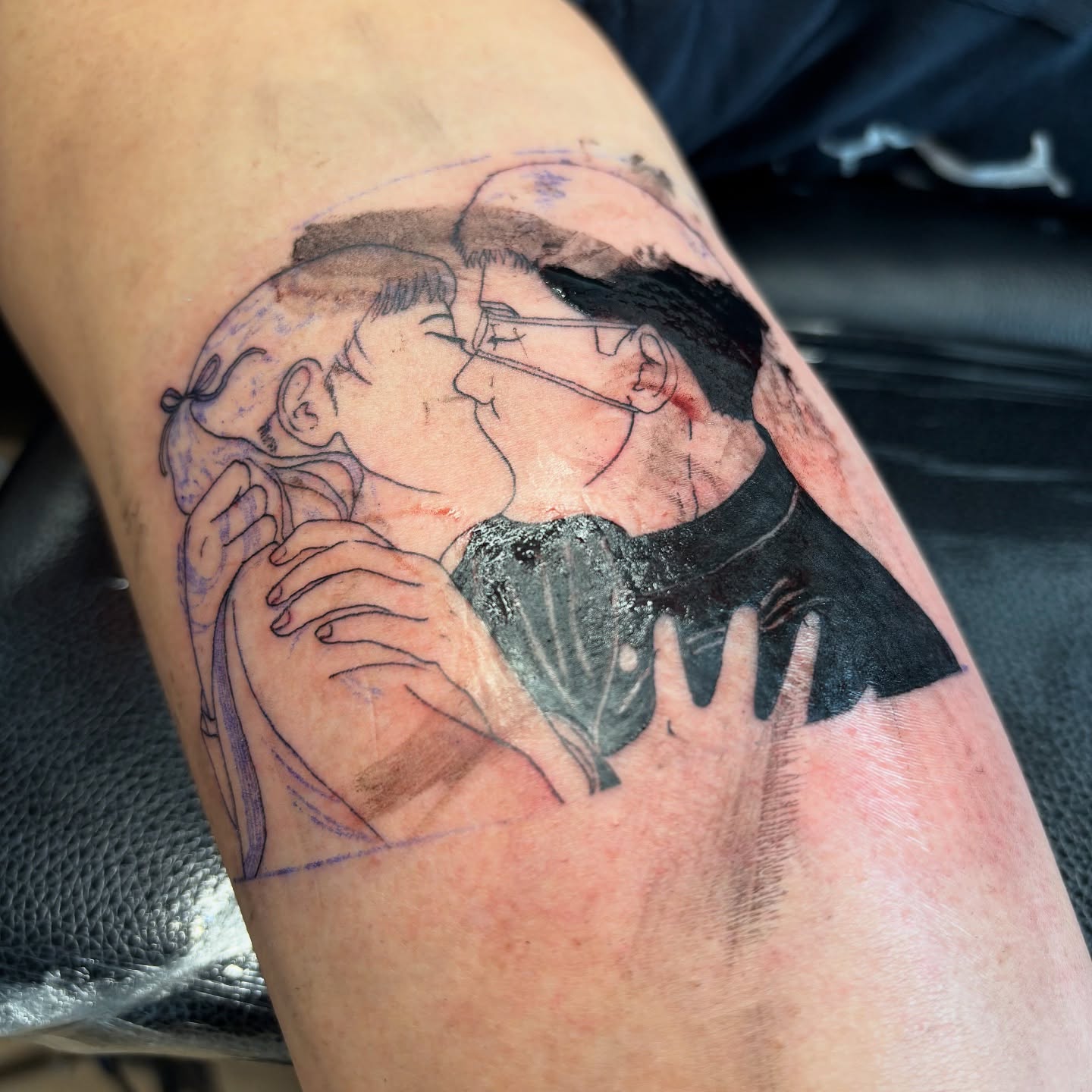 Kissing couple realism tattoo on the forearm by 조조