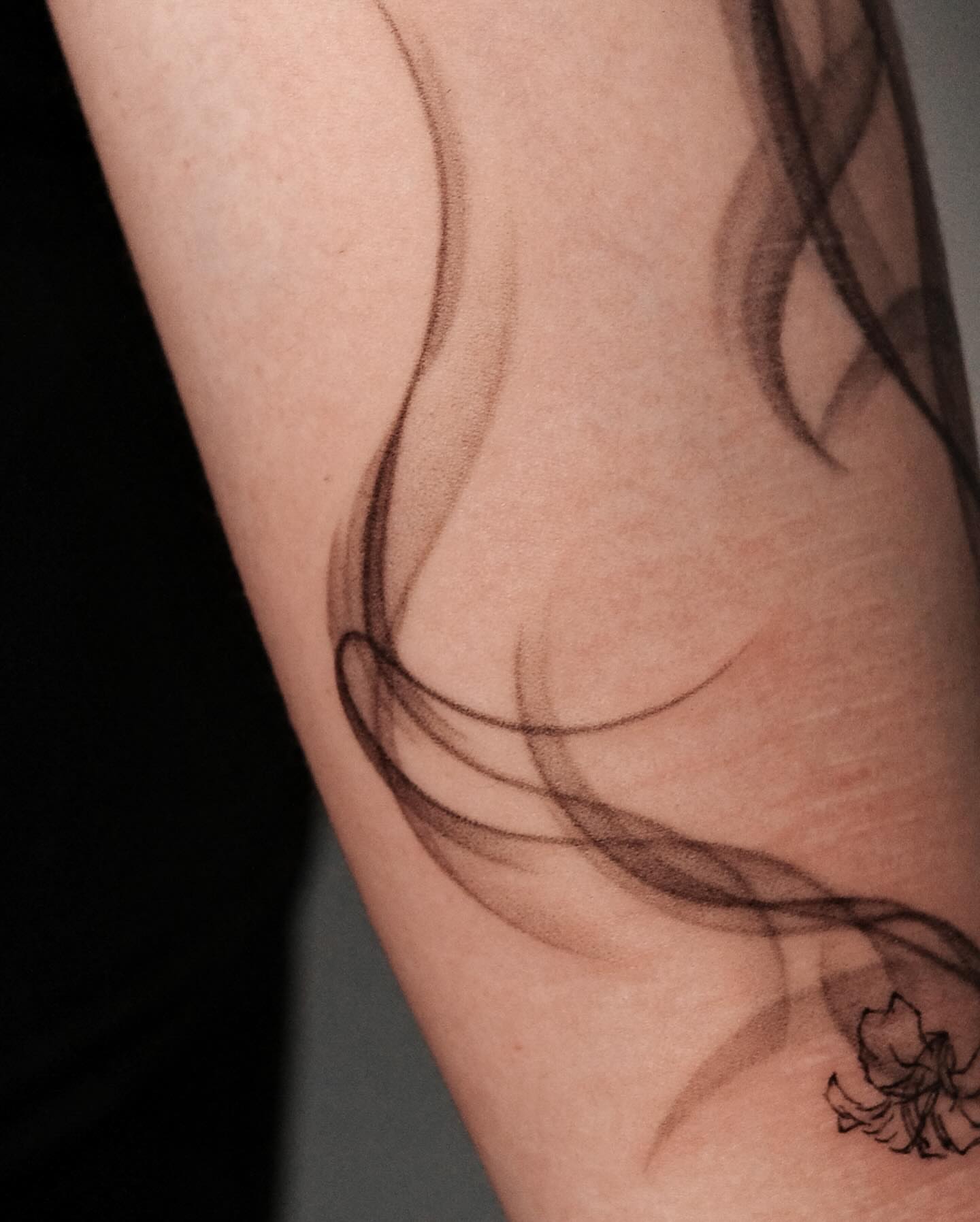 Smoke black and grey tattoo on the forearm by Chou 周哲｜抽象｜流體｜筆刷