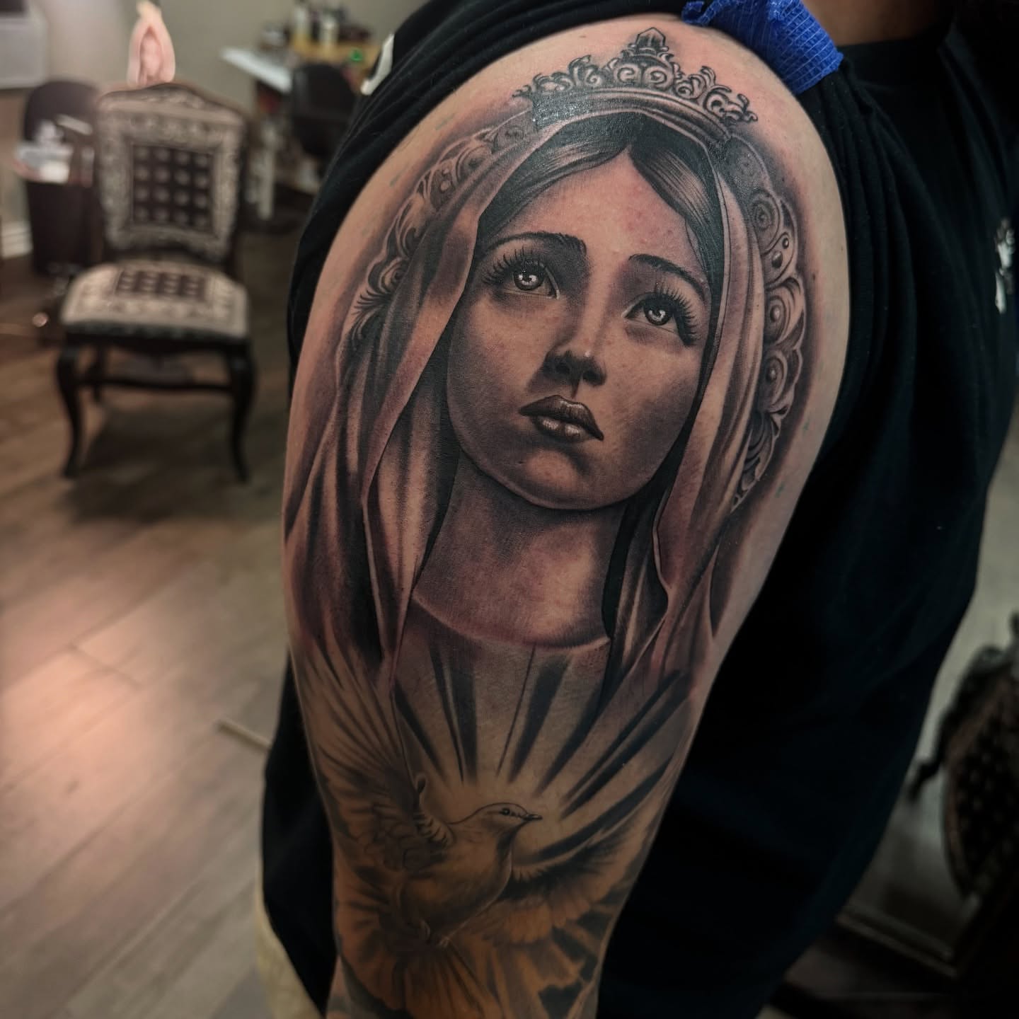 Religious figure realism tattoo on the shoulder by Jonathan Solis 🇲🇽🇺🇸