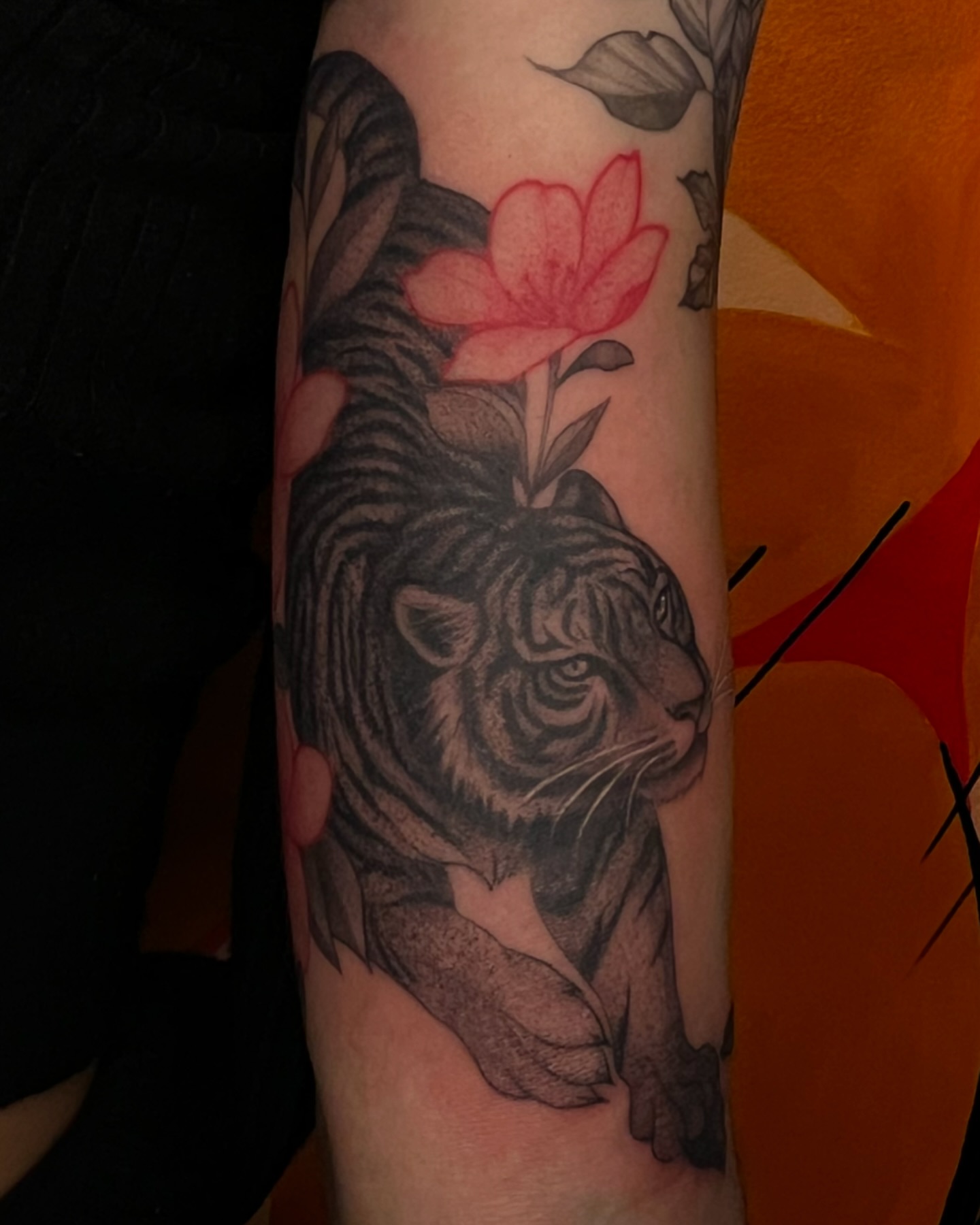 Tiger and flower realism tattoo on the forearm by π©π΄π πππΎπβ― π―πΆππβ΄β΄ ππππΎππ