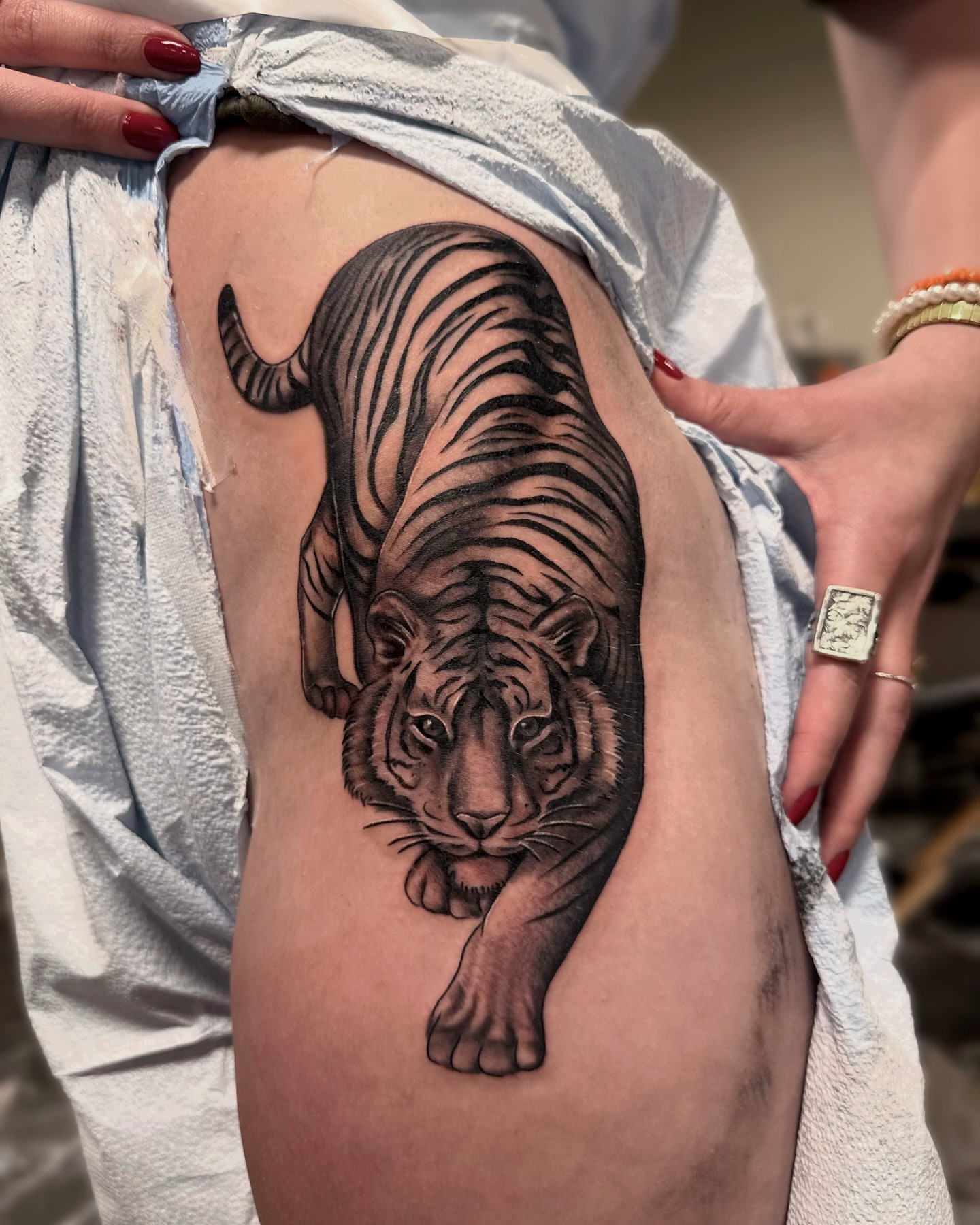 Tiger black and grey tattoo on the thigh by Suda