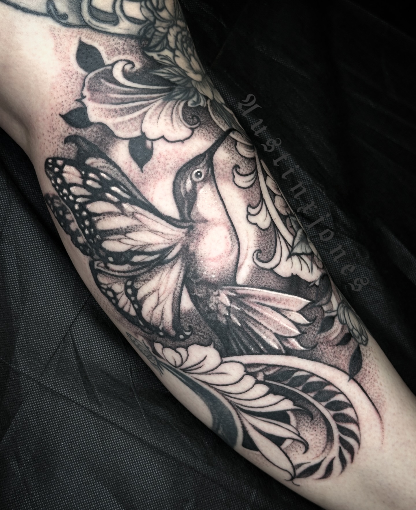 Bird and floral realism tattoo on the forearm by 👻✦ 🅐🅤🅢🅣🅘🅝🅧🅙🅞🅝🅔🅢 ✦👻