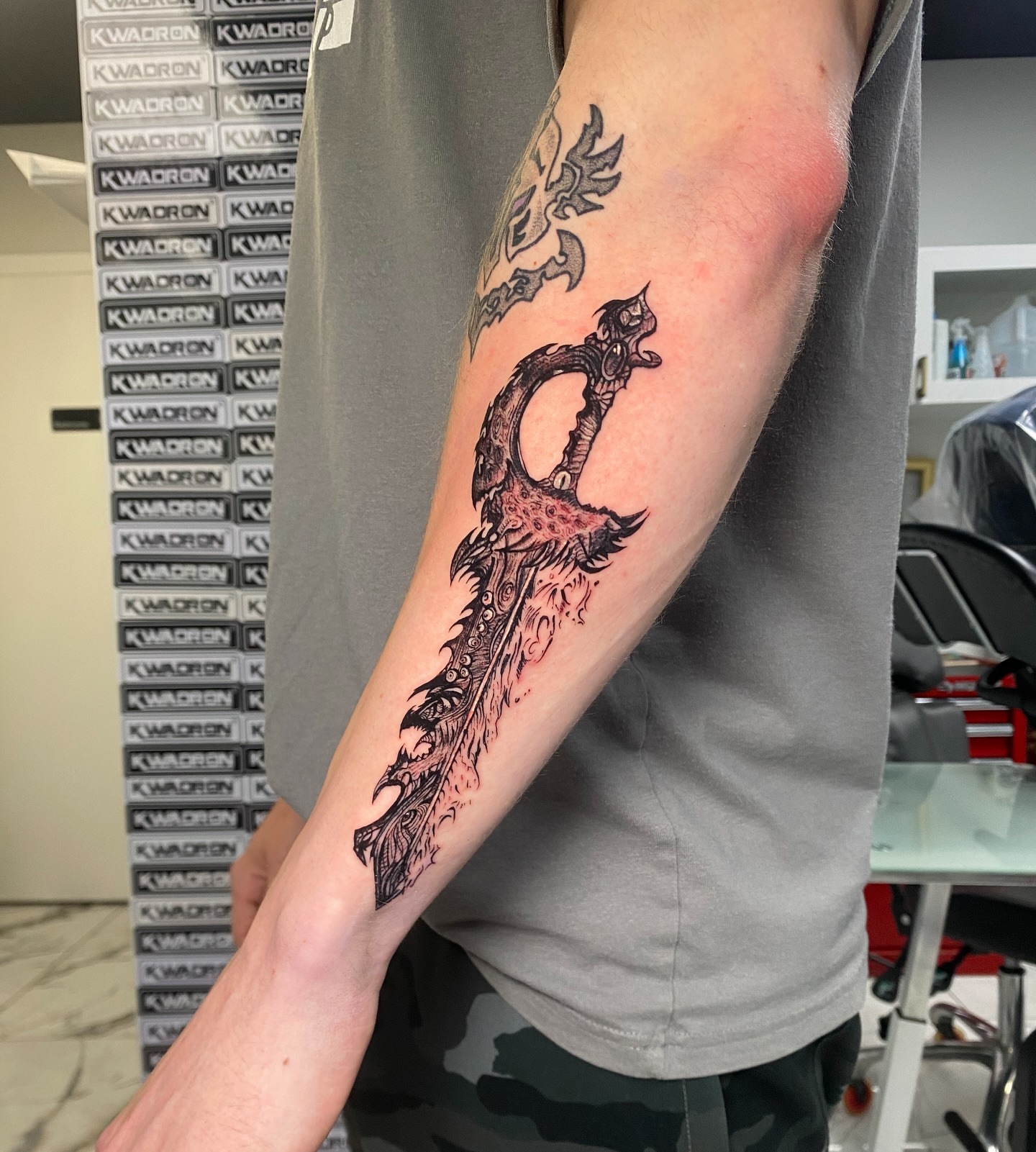 Tattoo by @antutattu — black_and_grey, geometric