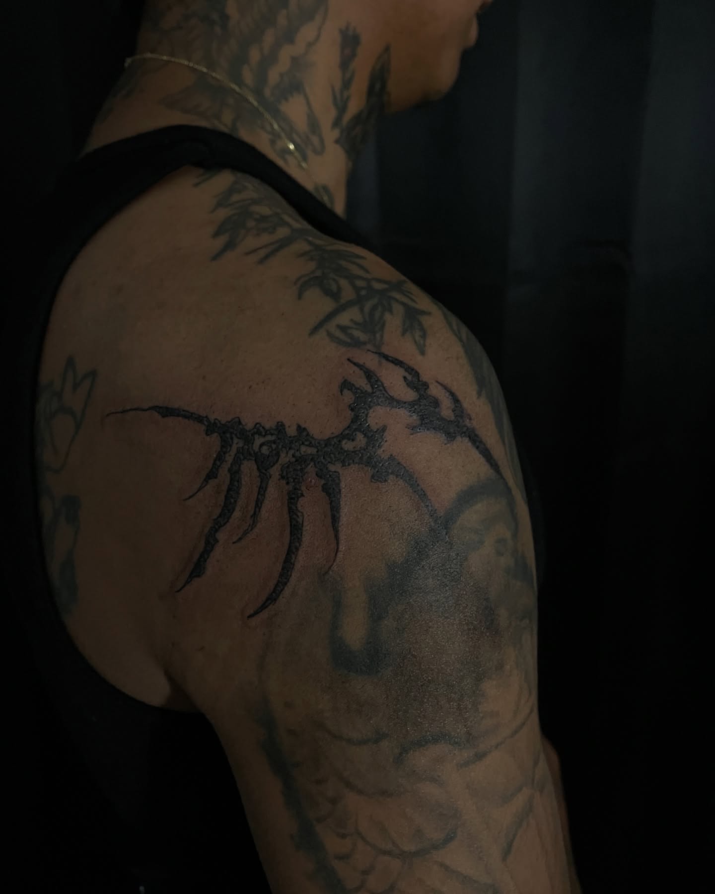 Scorpion black and grey tattoo on the shoulder by ɴᴏᴍᴢ ᴅʏsᴇᴍʙᴏᴅɪᴍᴇɴᴛ