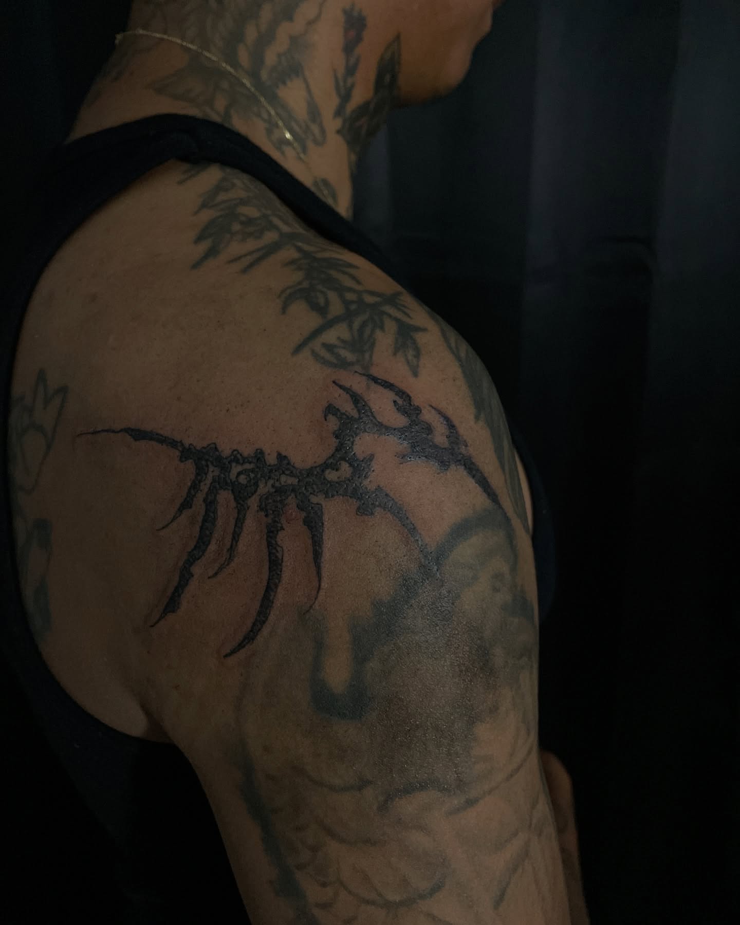 Scorpion black and grey tattoo on the shoulder by ɴᴏᴍᴢ ᴅʏsᴇᴍʙᴏᴅɪᴍᴇɴᴛ