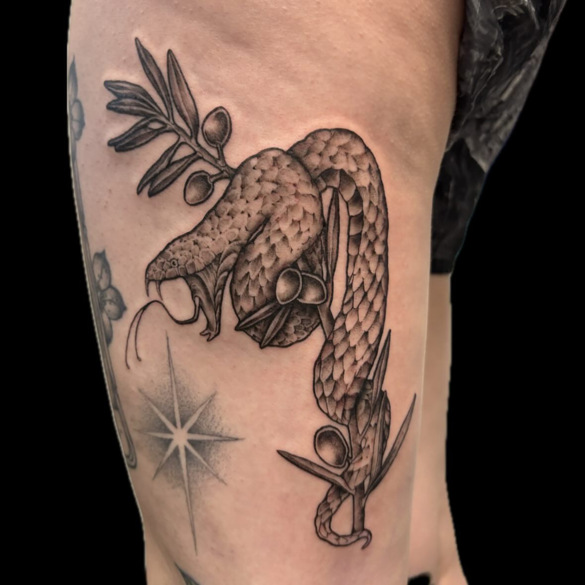 Tattoo by @piscesiscariot11 โ black_and_grey