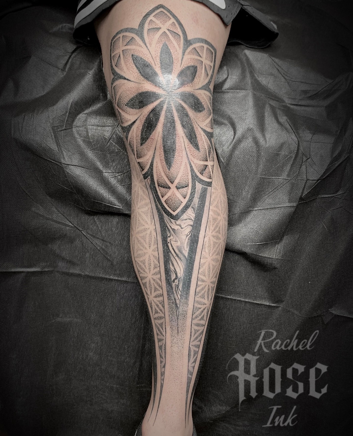 Geometric mandala dotwork tattoo on the calf by 𝑅𝒶𝒸𝒽𝑒𝓁 𝑅𝑜𝓈𝑒 🌹