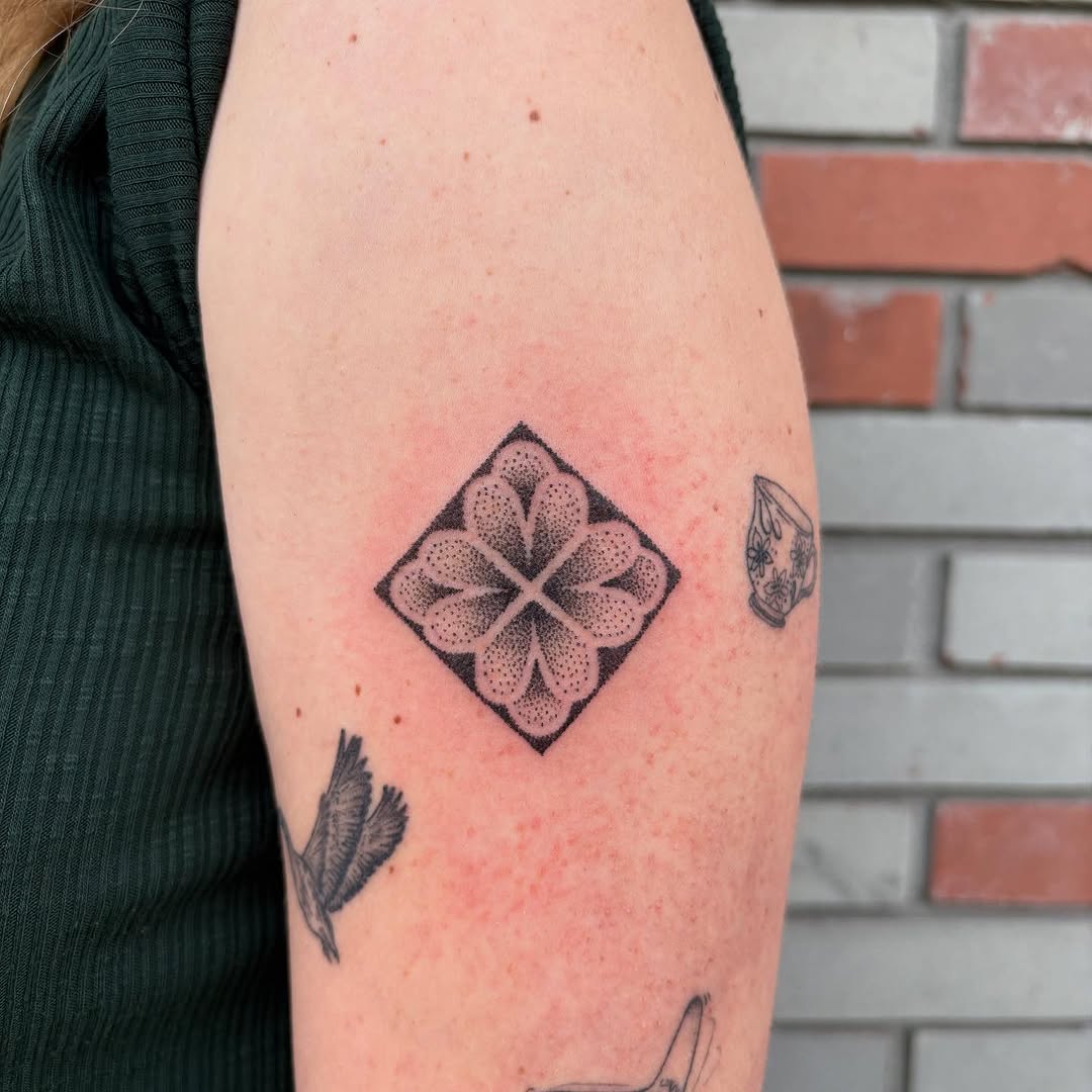 Tattoo by @sawnja.do.tattoos — dotwork, geometric