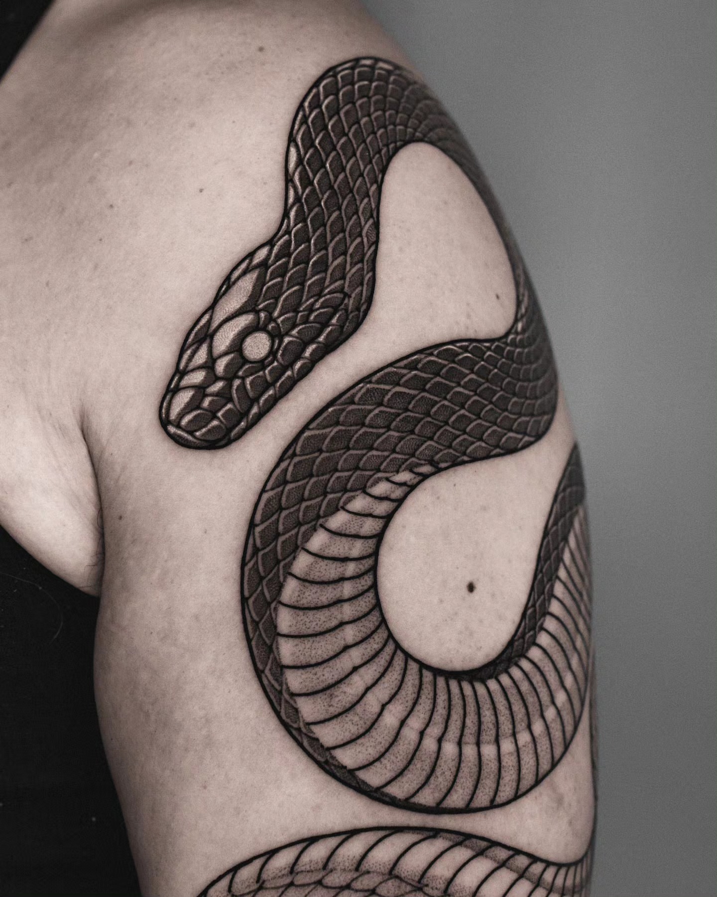 Snake geometric tattoo on the shoulder by 쿠노 Koono snaketattoo