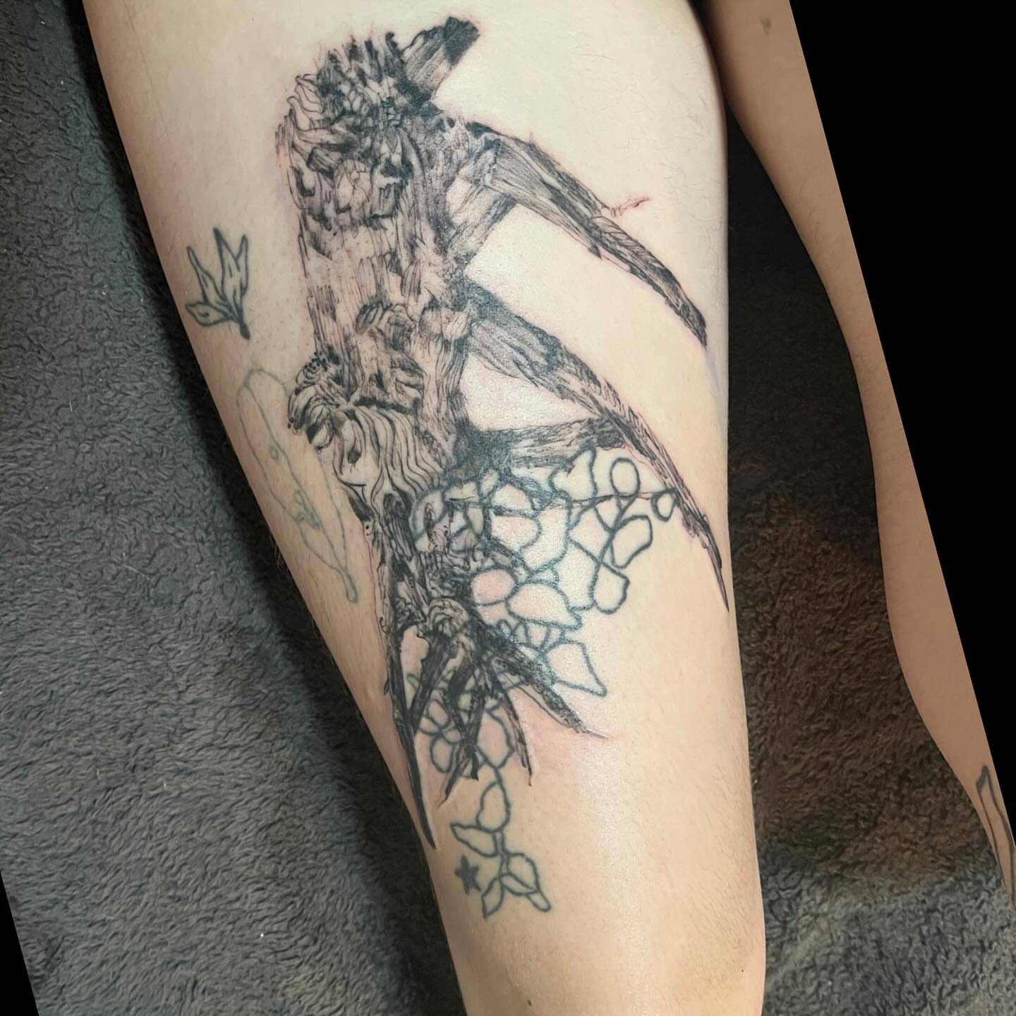 Bird and flowers realism tattoo on the thigh by ren