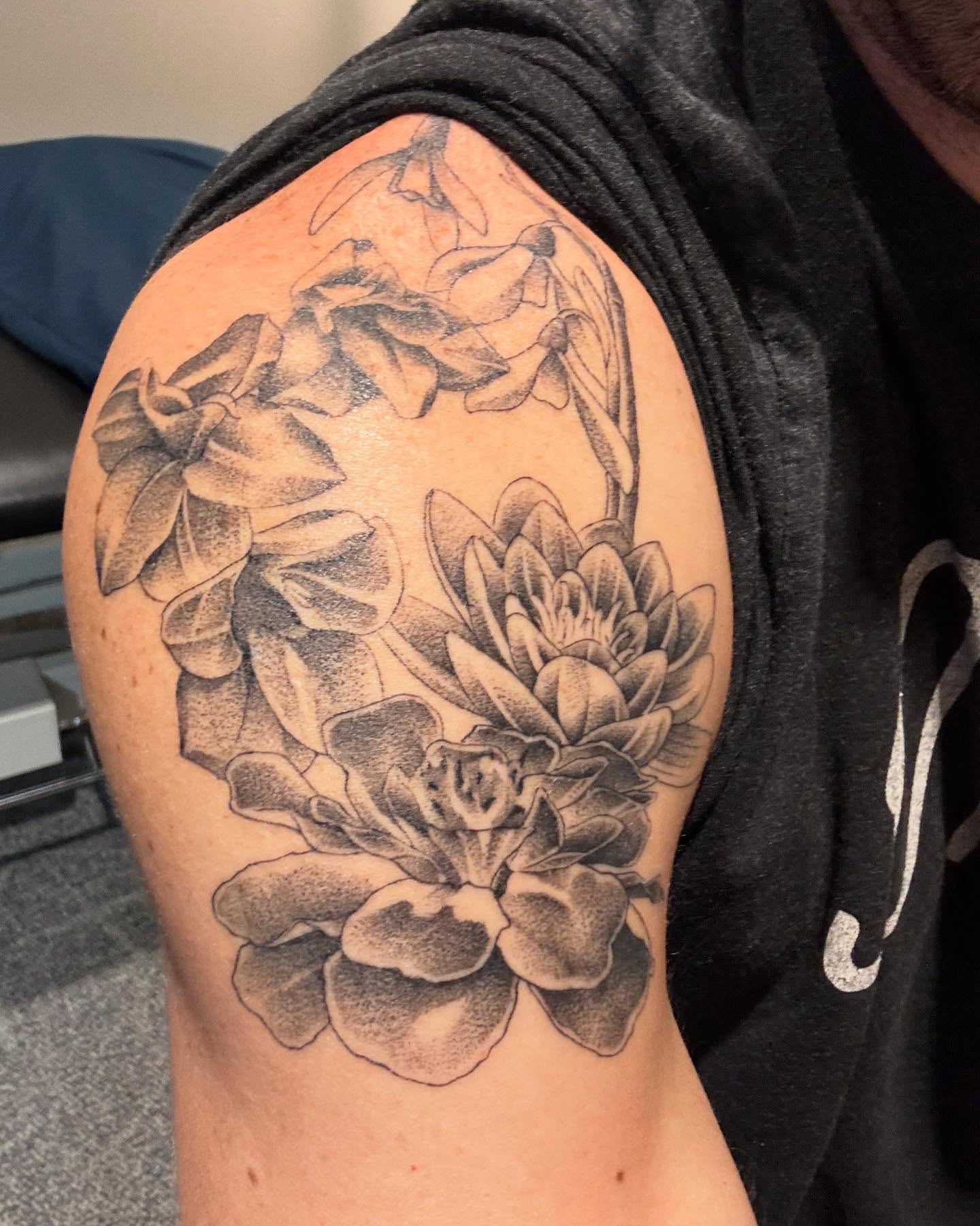 Succulent black and grey tattoo on the shoulder by Jan Xander